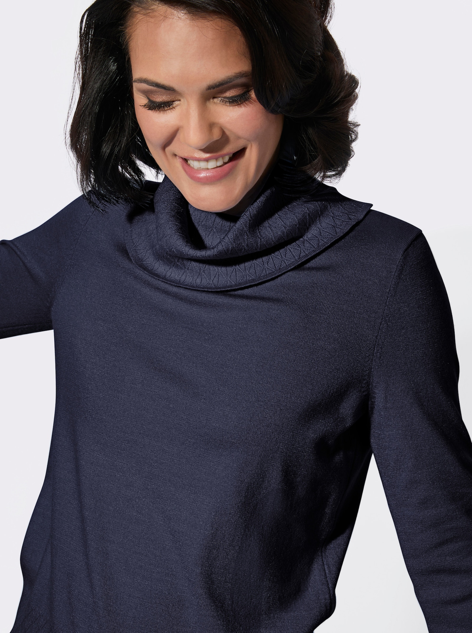 Rollkragenpullover mit Strickmuster rundum - marine