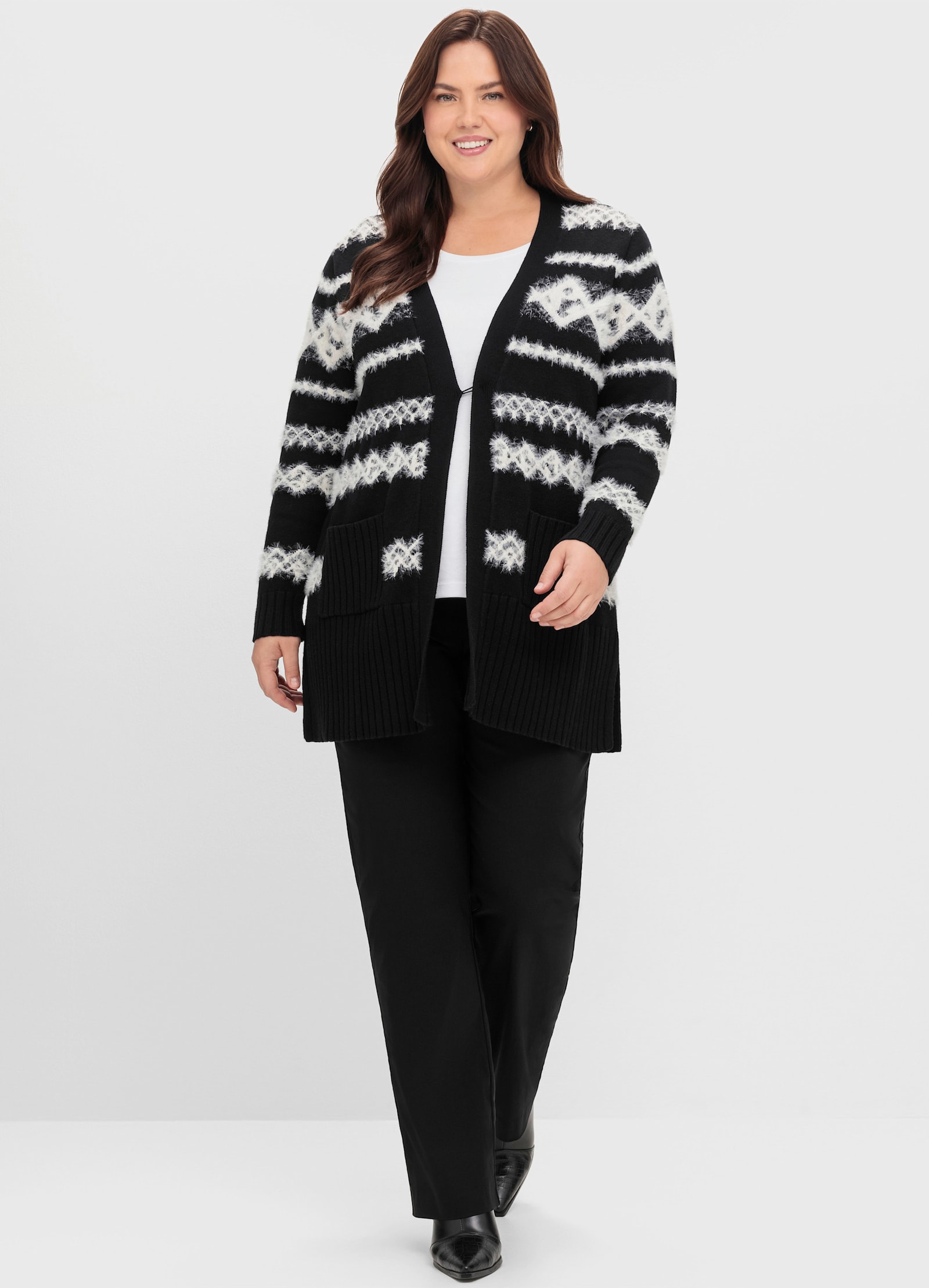 sheego Longstrickjacke mit Intarsienmuster - schwarz-gemustert