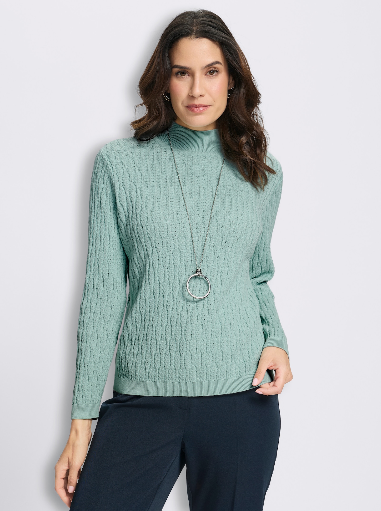 Stehkragenpullover mit verspieltem Zopfmuster - kalkmint