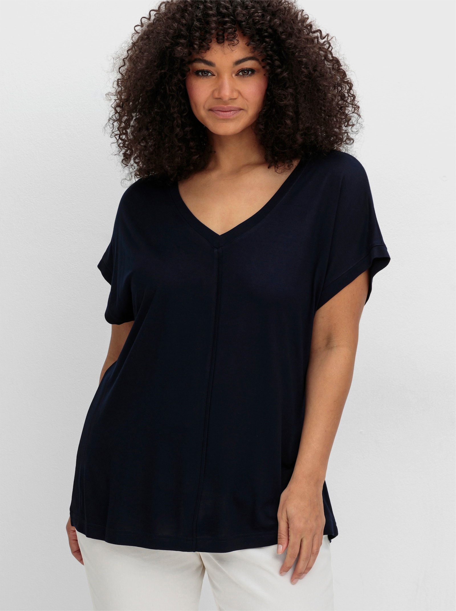 sheego T-Shirt mit V-Ausschnitt und Zierpaspel vorne - tiefblau