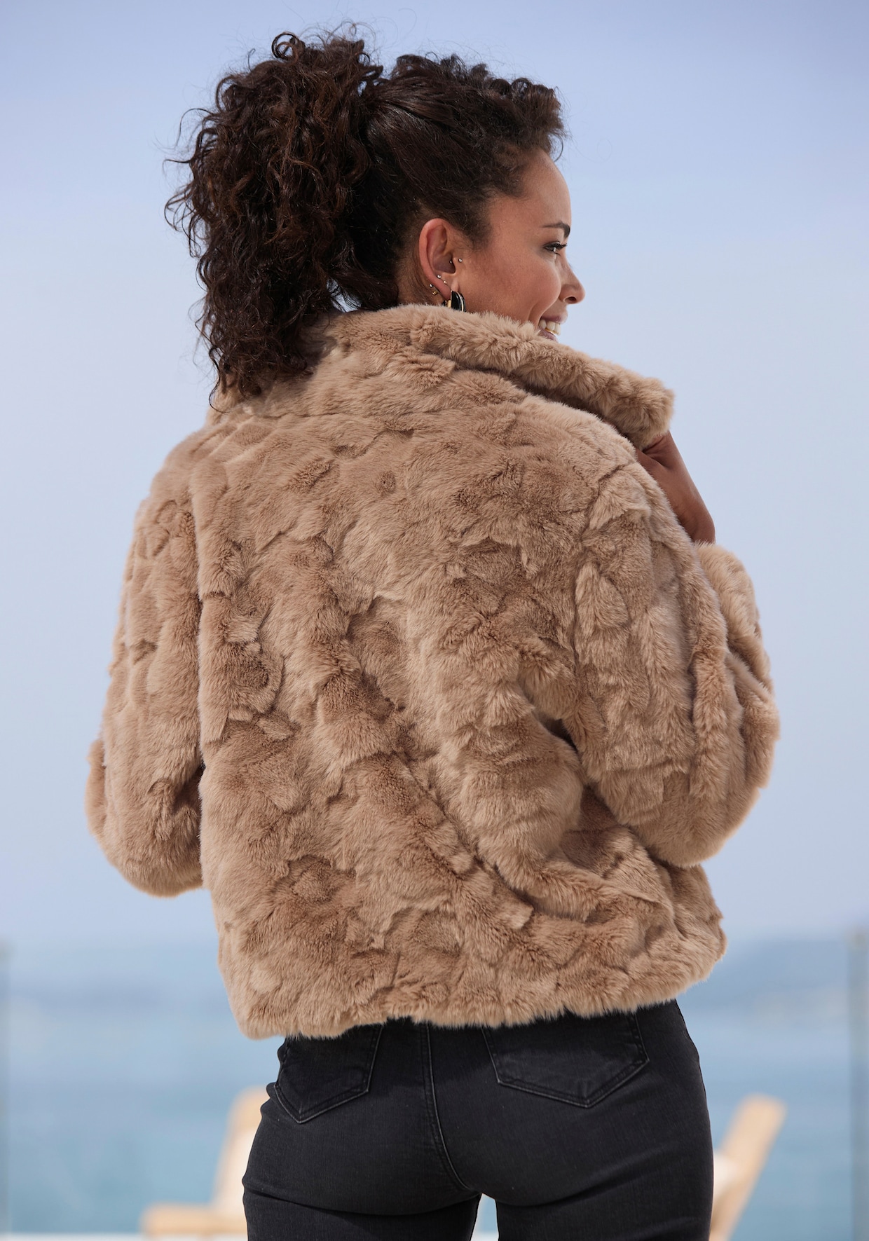 LASCANA Fellimitatjacke - taupe