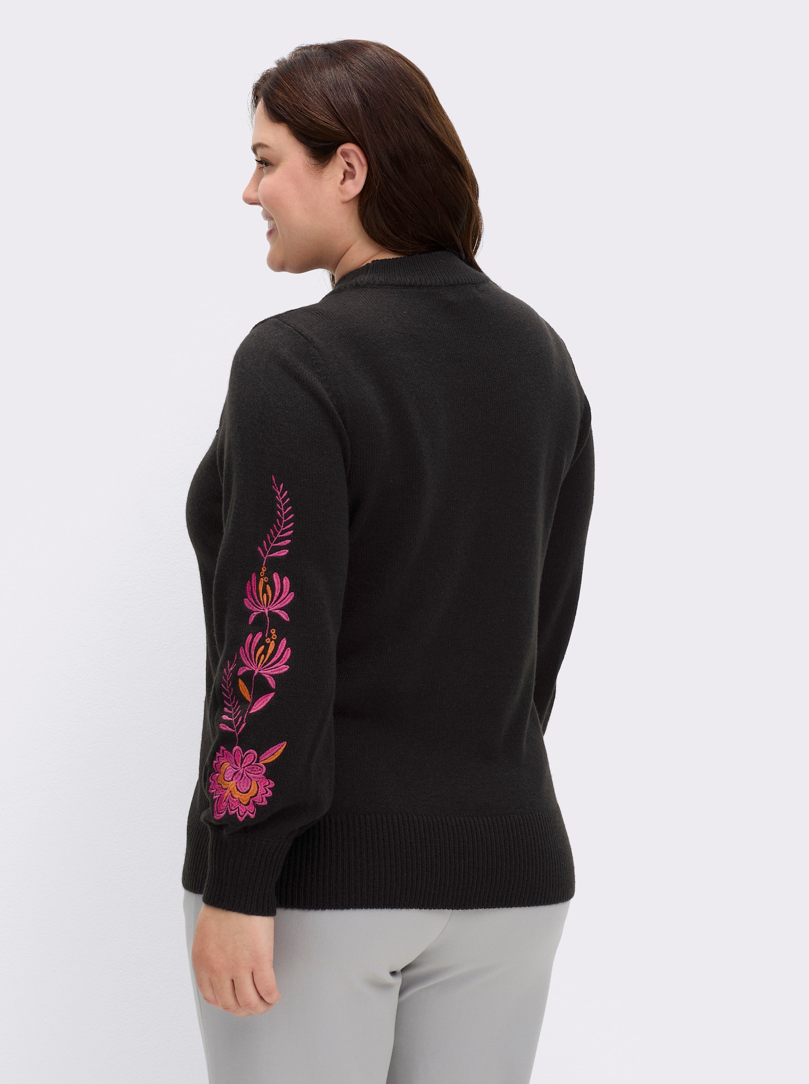 sheego by Joe Browns Pullover mit floralen Stickereien an Ärmeln und Kragen - schwarz-gemustert