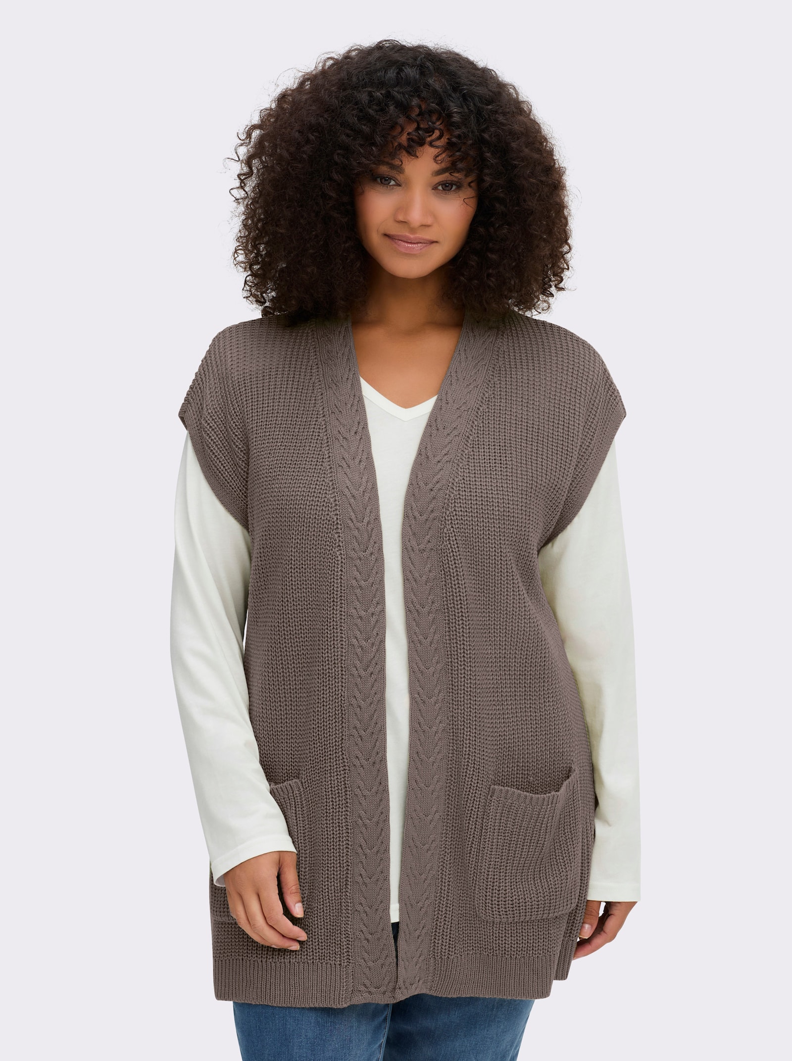 Strickweste mit Zopfmuster vorne - taupe
