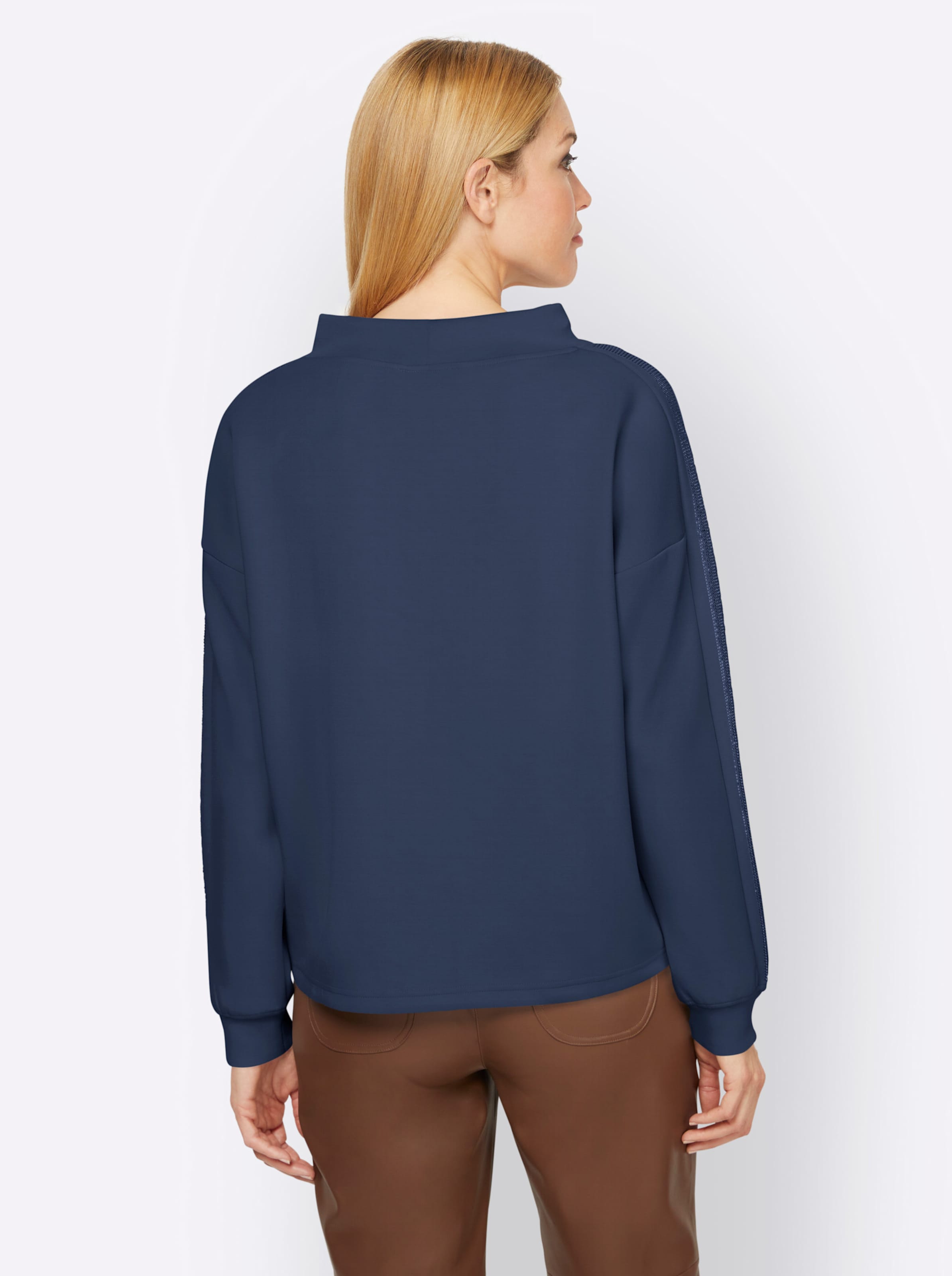 Shirt blau günstig Kaufen-Sweatshirt in dunkelblau von heine. Sweatshirt in dunkelblau von heine <![CDATA[Sweatshirt Eyecatcher: die Galonstreifen mit Ziersteinchen. Rundhalsausschnitt mit Stehkragen. Mit überschnittenen Schultern. Langarm mit Bündchen.]]>. 