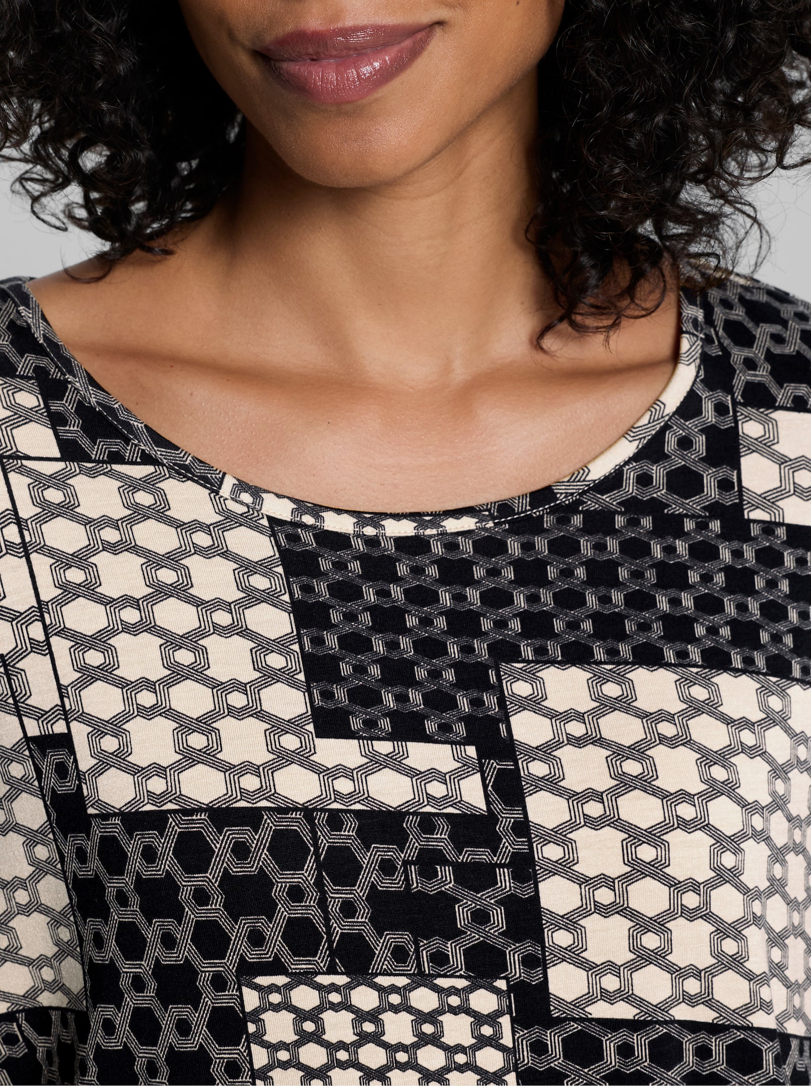 heine Langarmshirt mit Grafik-Print - sand-schwarz-bedruckt
