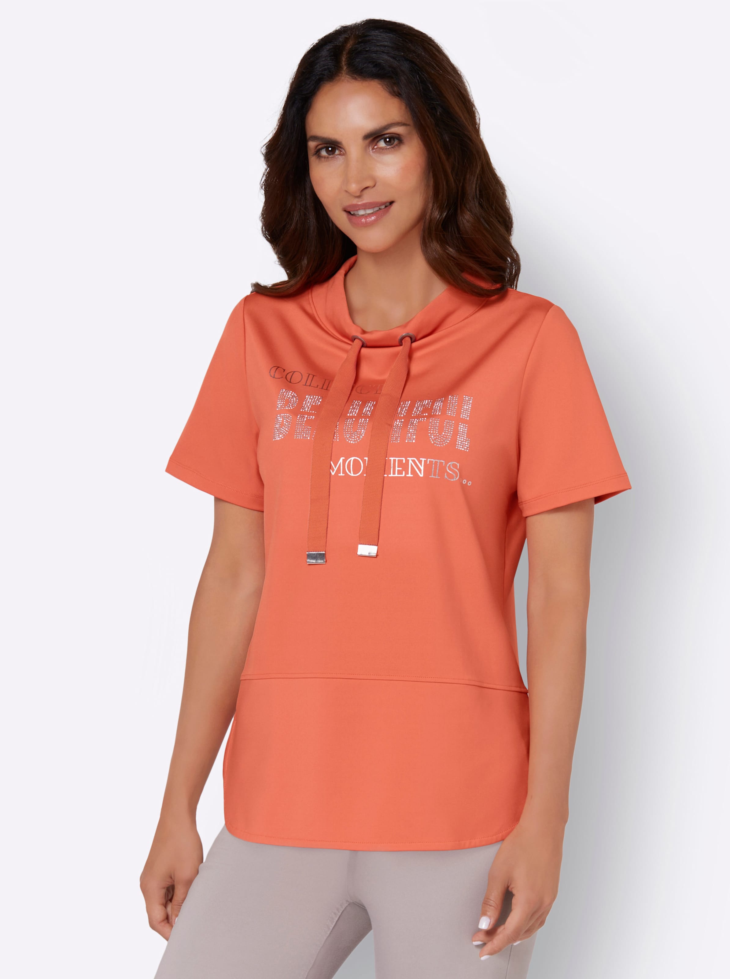 Man at günstig Kaufen-Shirt in mandarine von heine. Shirt in mandarine von heine <![CDATA[Der Hingucker bei diesem Shirt ist der silberfarbige Schriftzug-Druck mit Glitzersteinchen-Verzierung. Angesagte Silhouette: schmaler, halsferner Stehkragen mit Tunnelzug und Bindeband. T