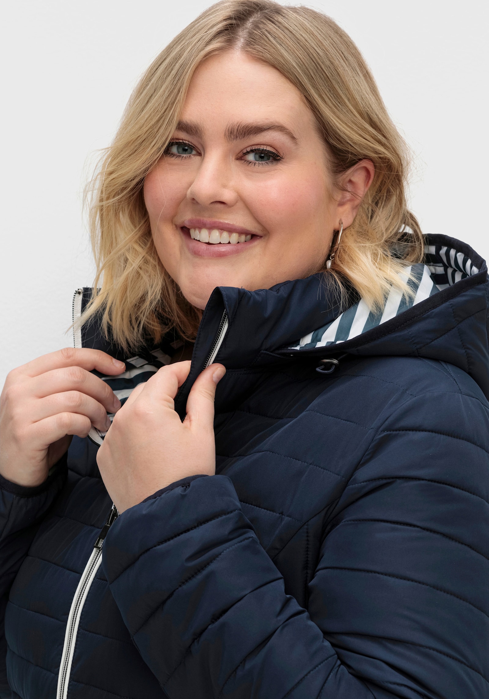 sheego Steppjacke mit gestreiftem Innenfutter - nachtblau