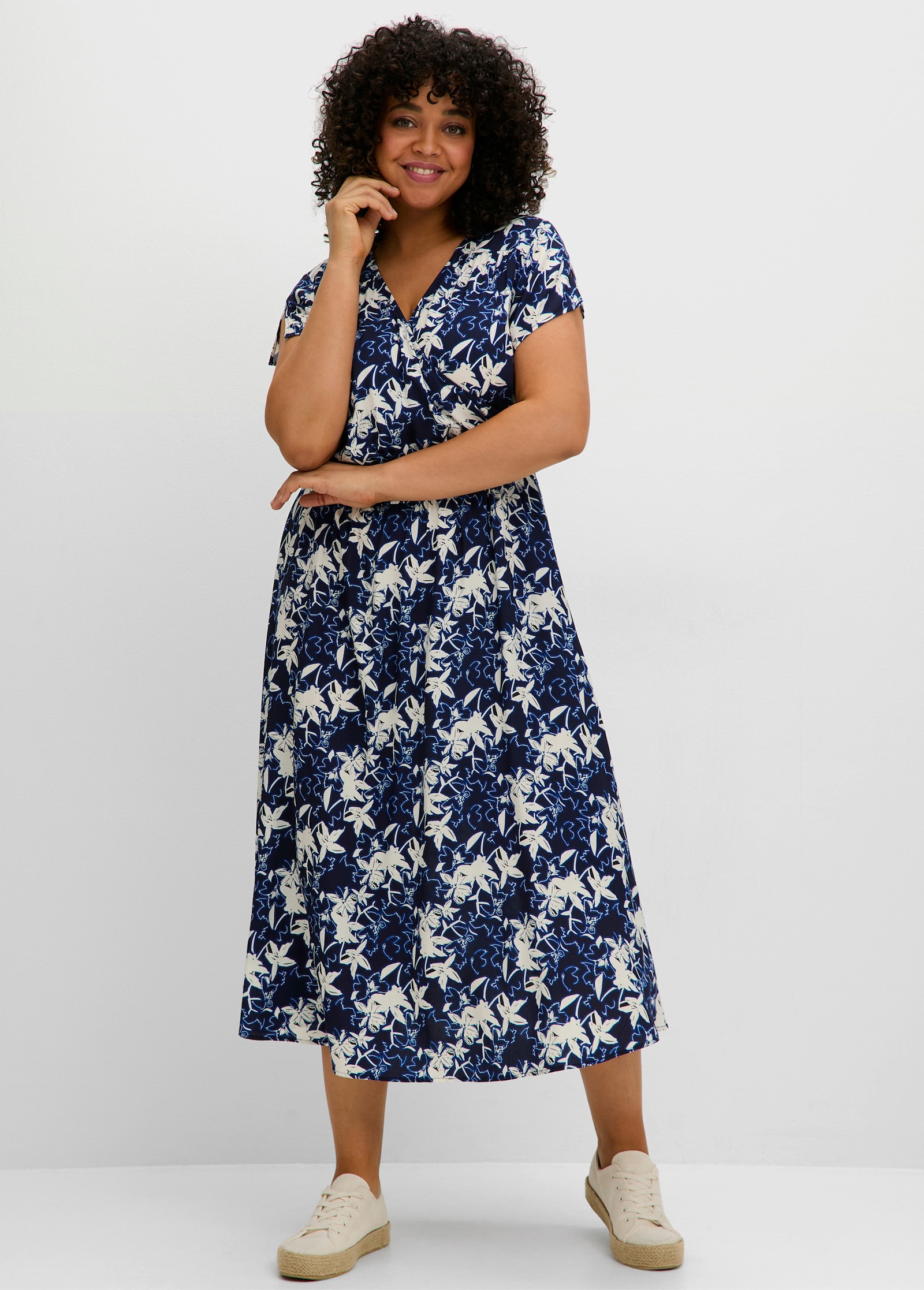 sheego Blumenkleid in Wickeloptik - tiefblau-gemustert