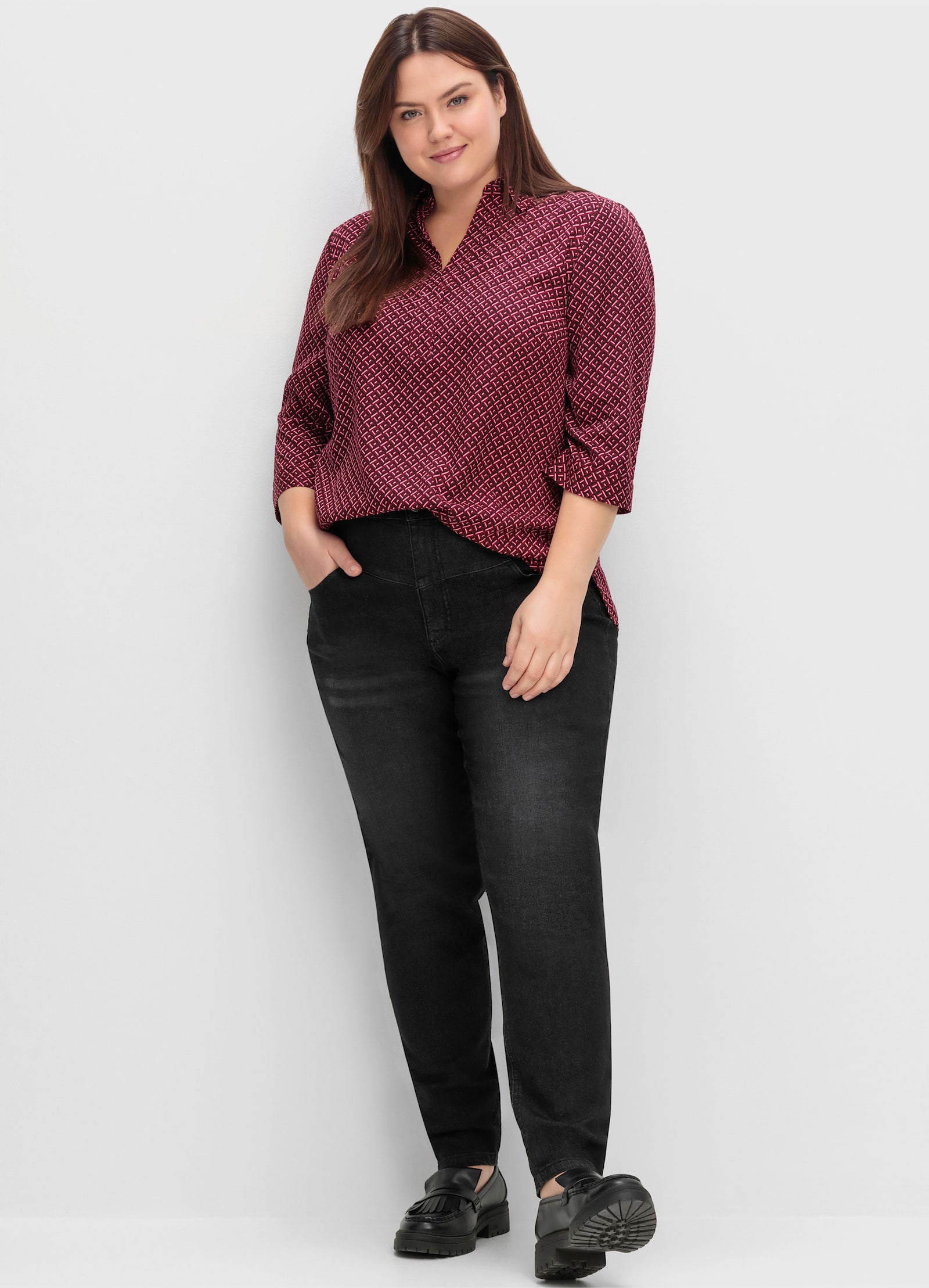 sheego Tunika mit grafischem Alloverprint - weinrot-gemustert