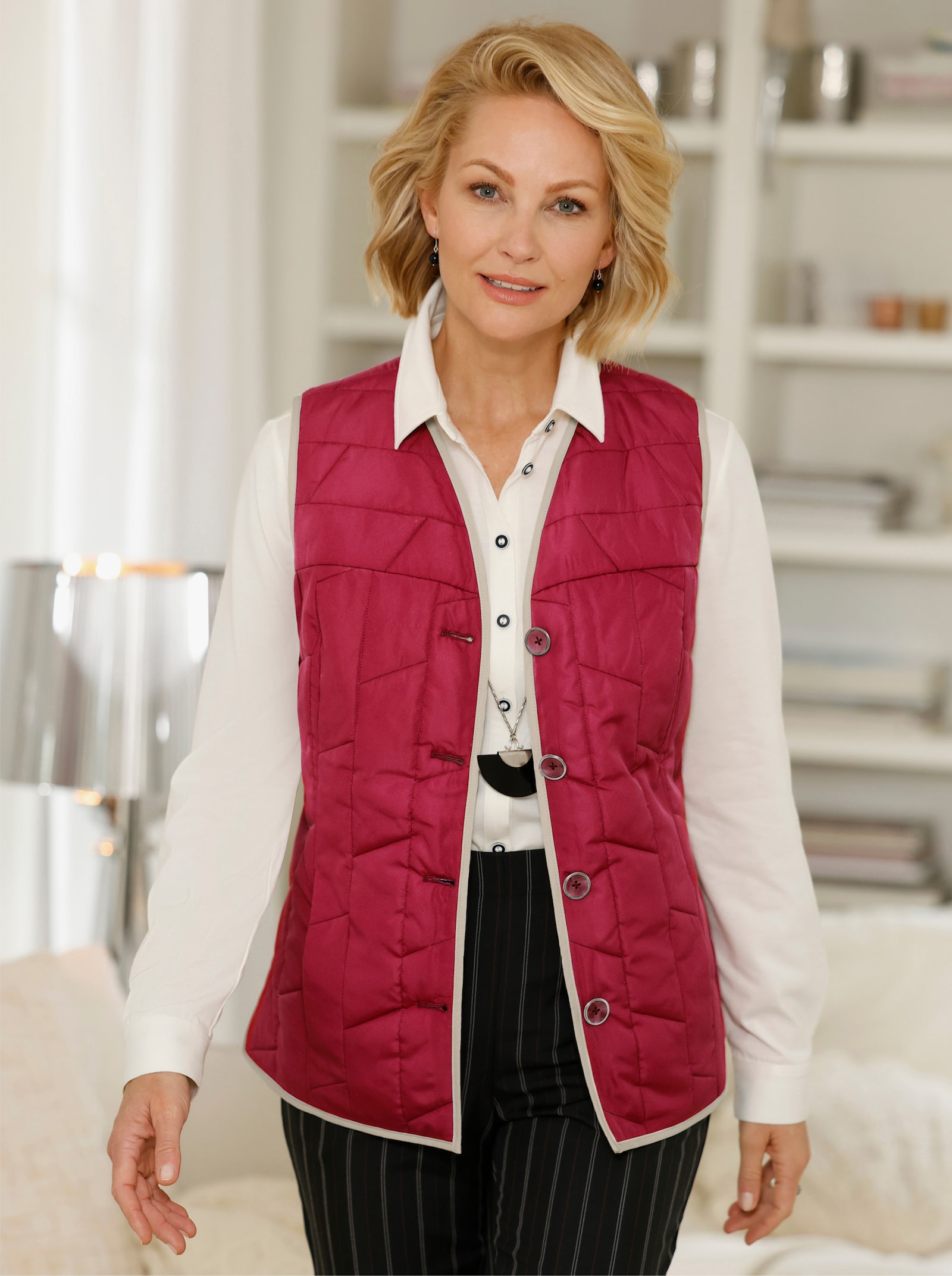 Bodywarmer met contrastkleurige paspels - kers