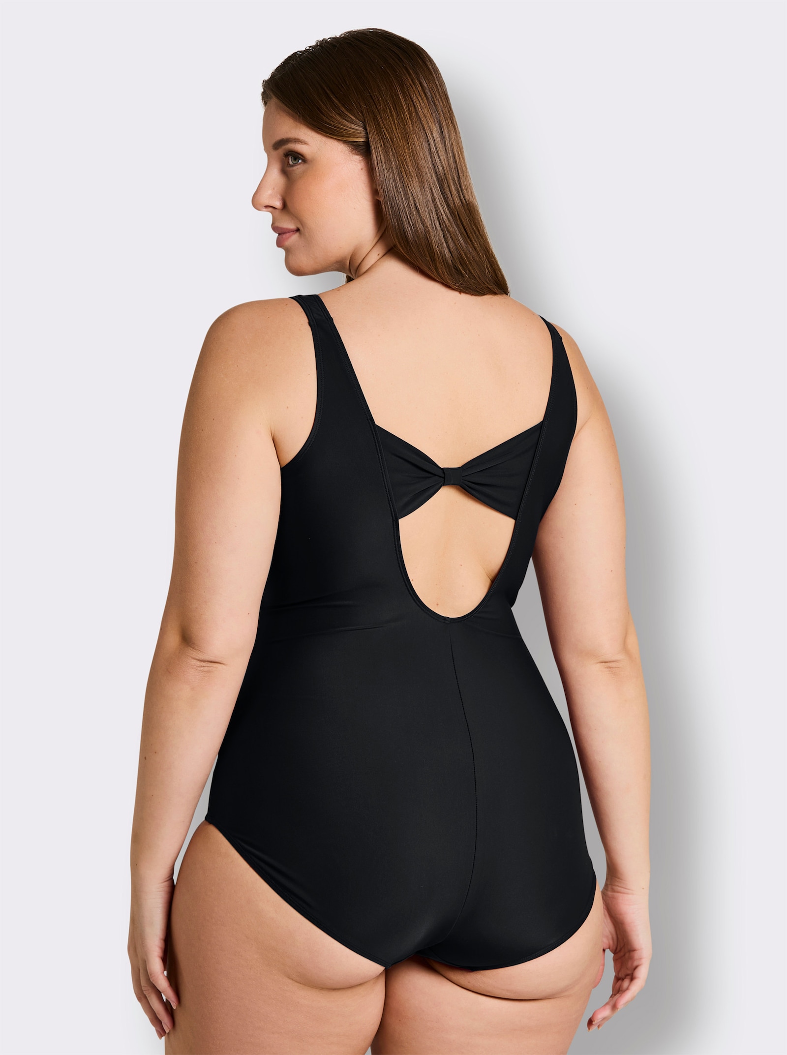 sheego Badeanzug mit raffiniertem Rückenausschnitt - schwarz