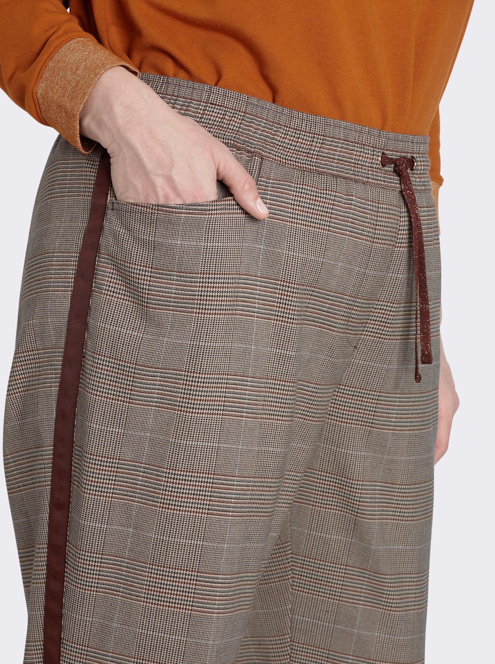 sheego Schlupfhose mit seitlichem Galonstreifen - schoko-cognac-kariert