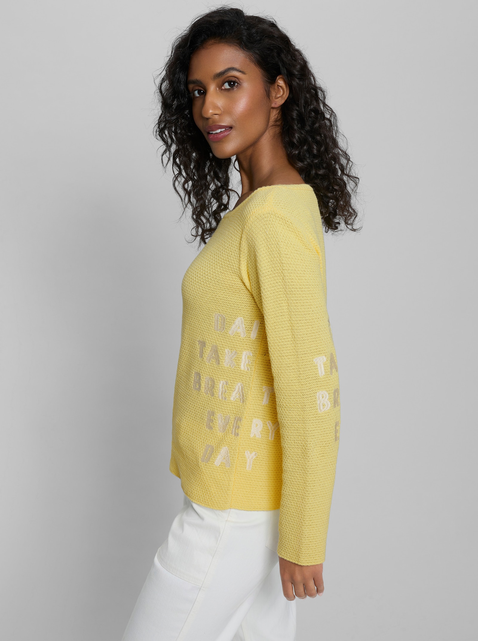 heine Pullover mit gestickter Schrift - zitrone-ecru-gemustert