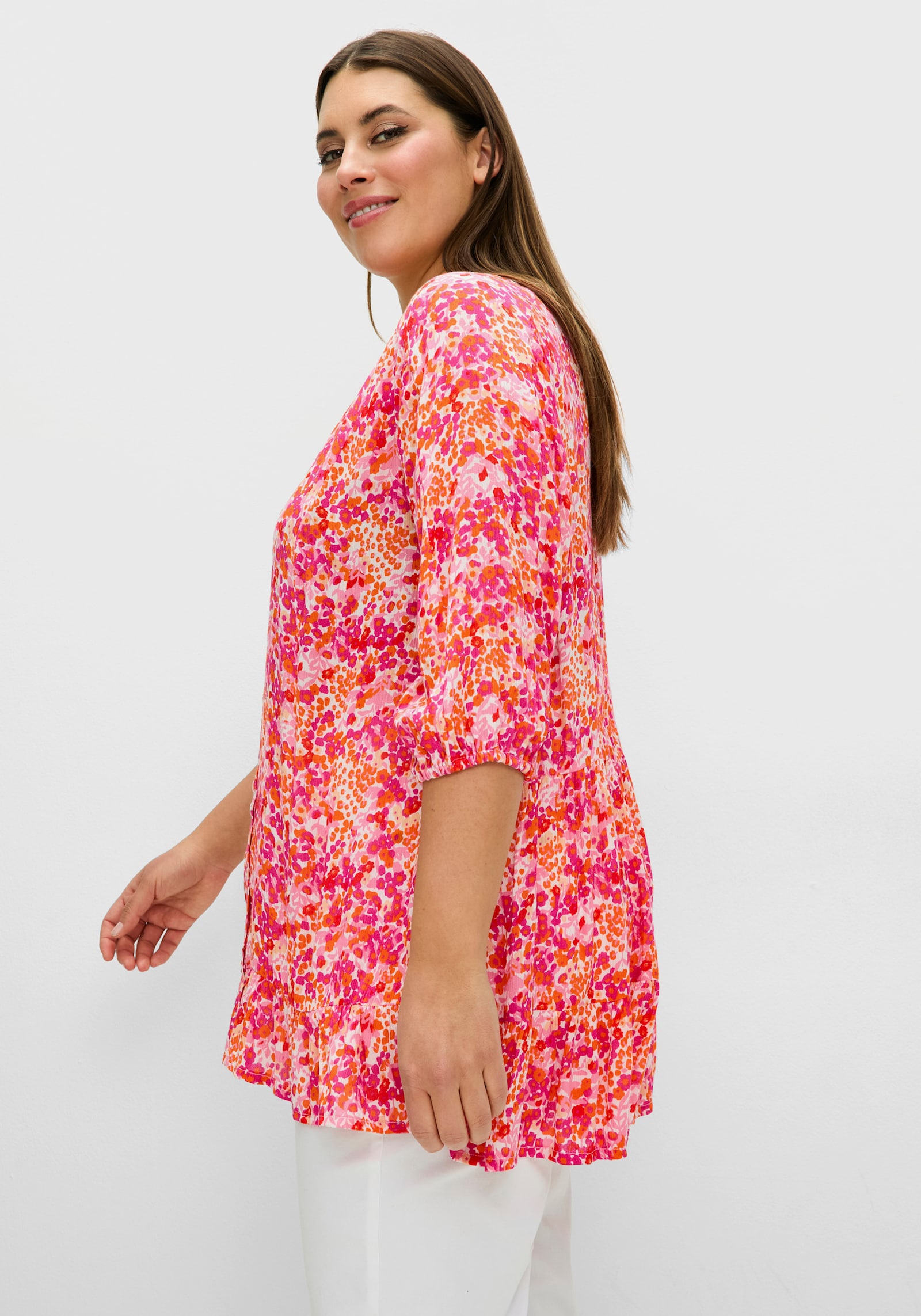 sheego Druckbluse in Crêpe-Qualität, mit Volant am Saum - pink gemustert