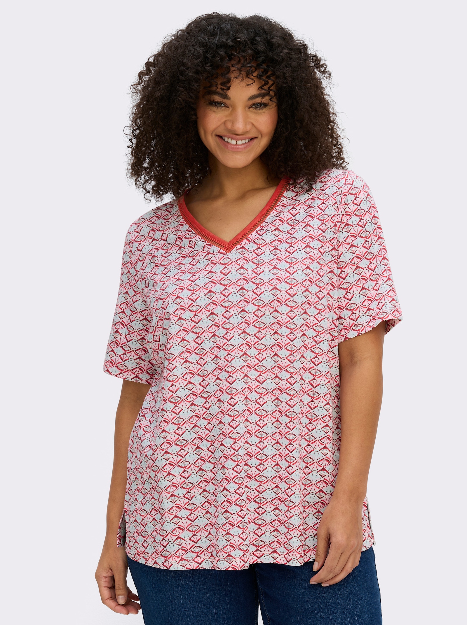 sheego V-Shirt mit Alloverdruck - koralle-bordeaux-bedruckt