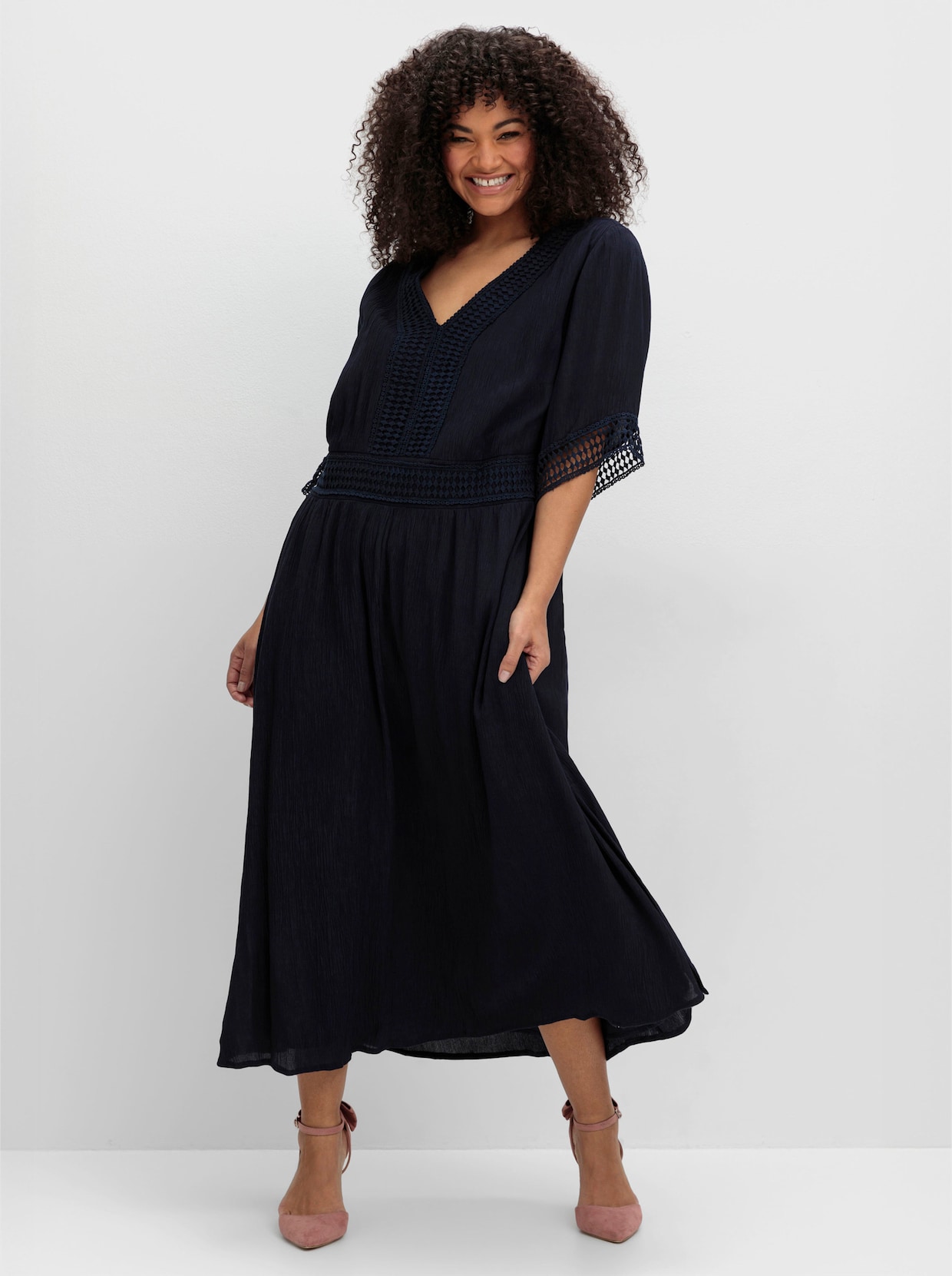 sheego Maxikleid mit Häkelspitze - tiefblau