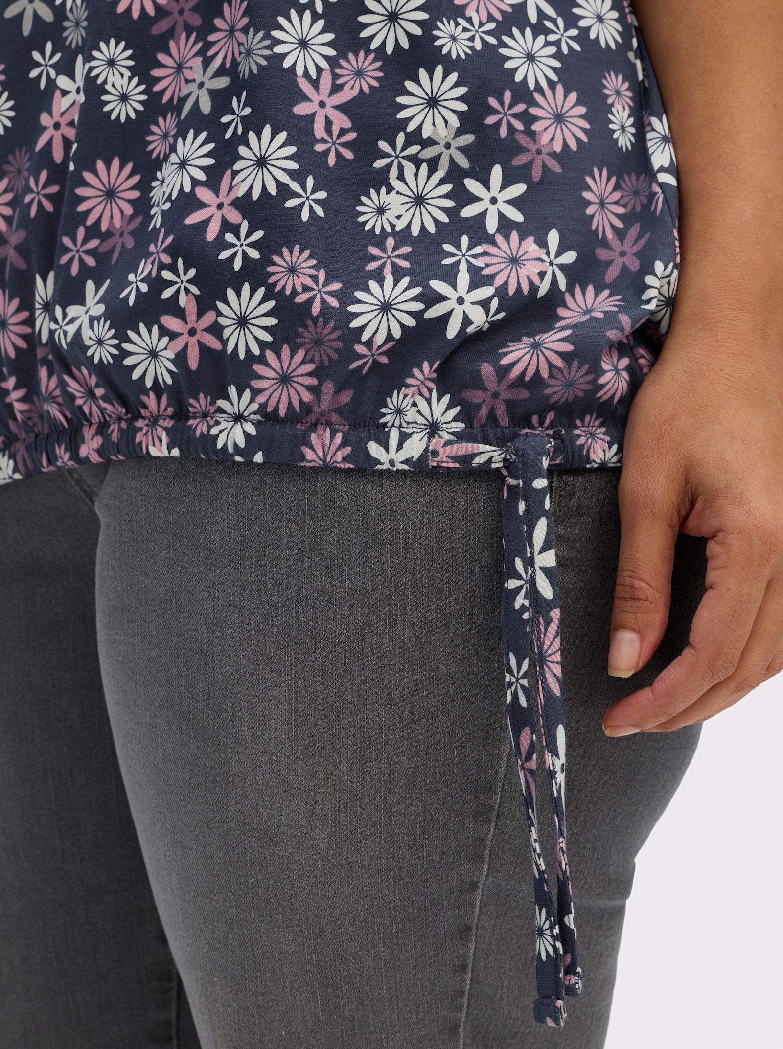 sheego Print-Shirt mit Tunnelzug am Saum - tiefblau-champagner-bedruckt