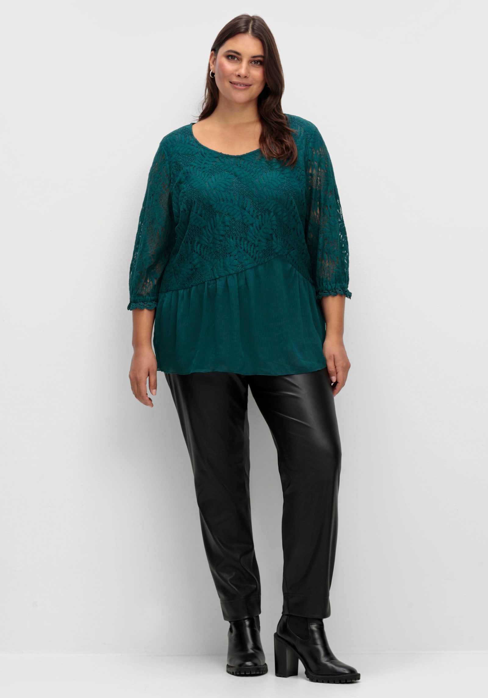 Lederimitathose in schmaler Schnittform - schwarz