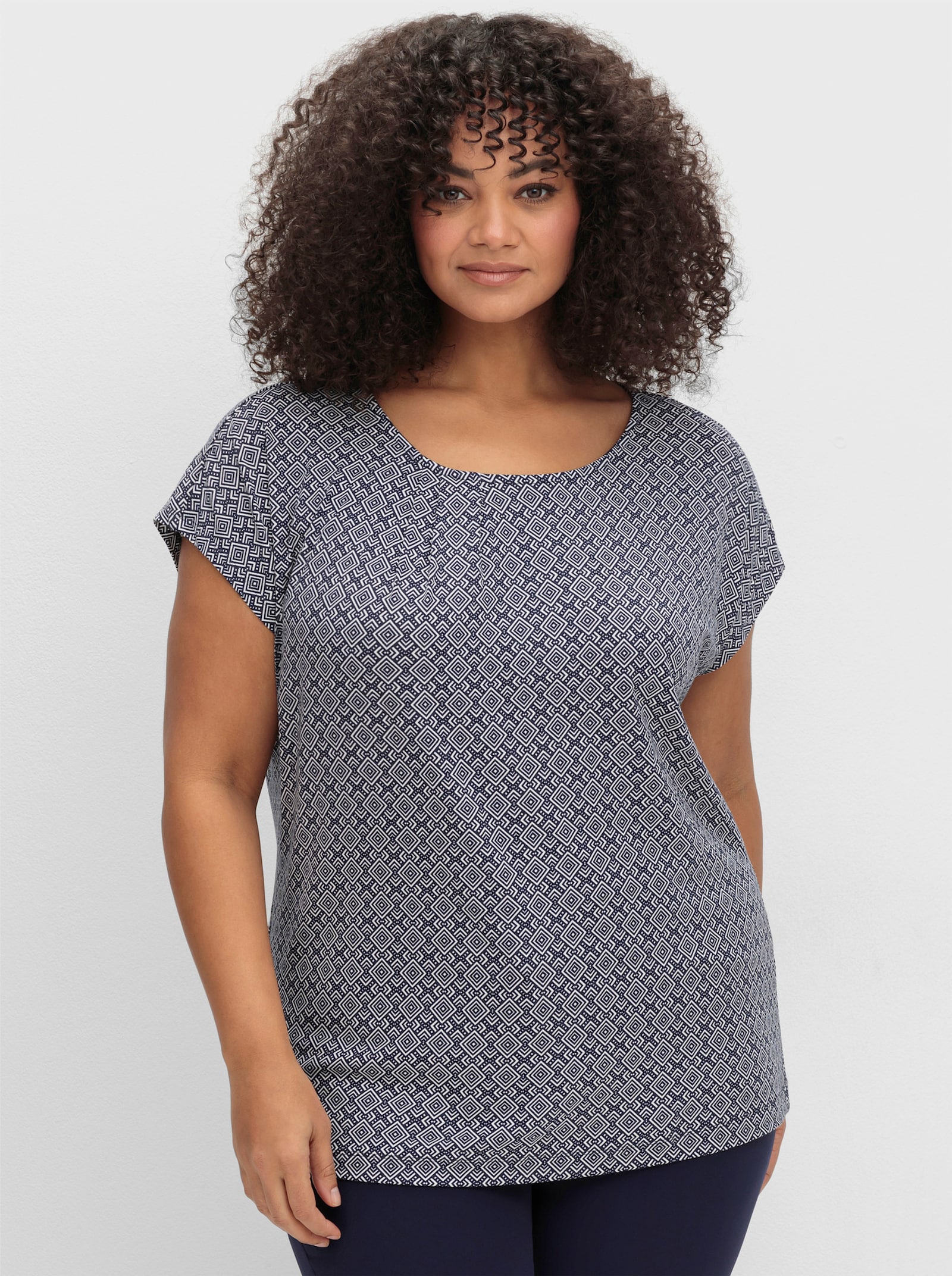 sheego Shirt met korte mouwen en grafische minimalistische print - diepblauw gedessineerd