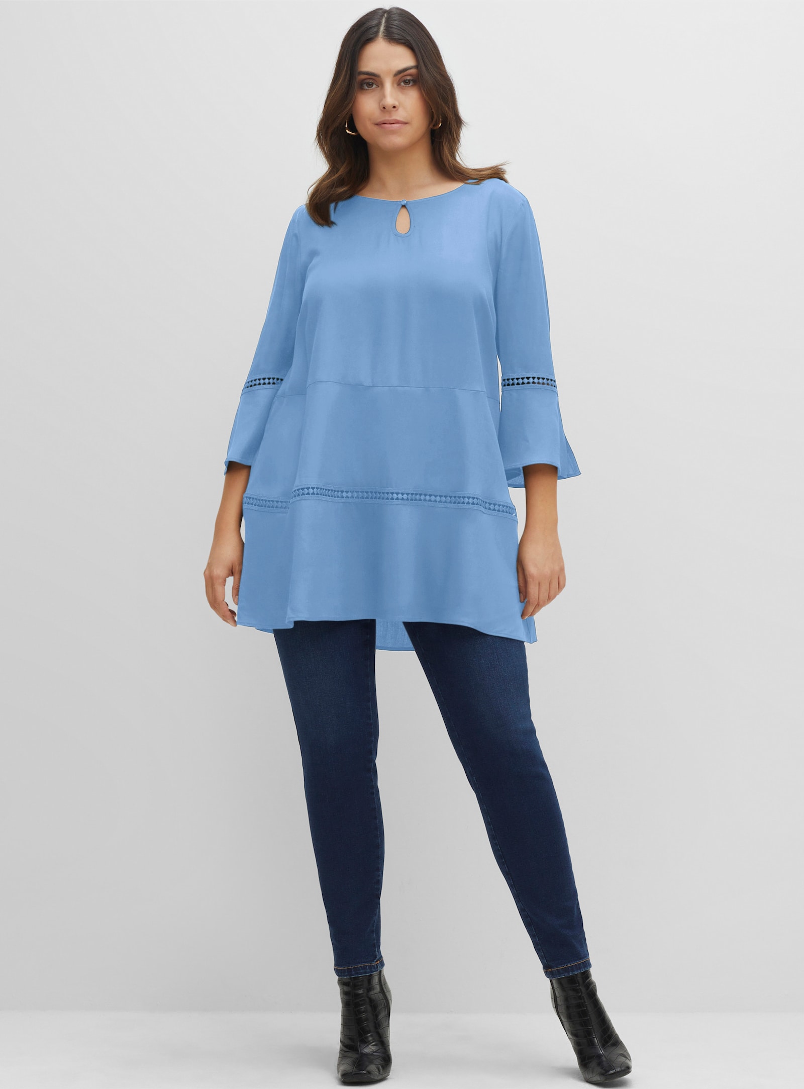 sheego Tunika mit Lochmusterdetails, in A-Linie - himmelblau