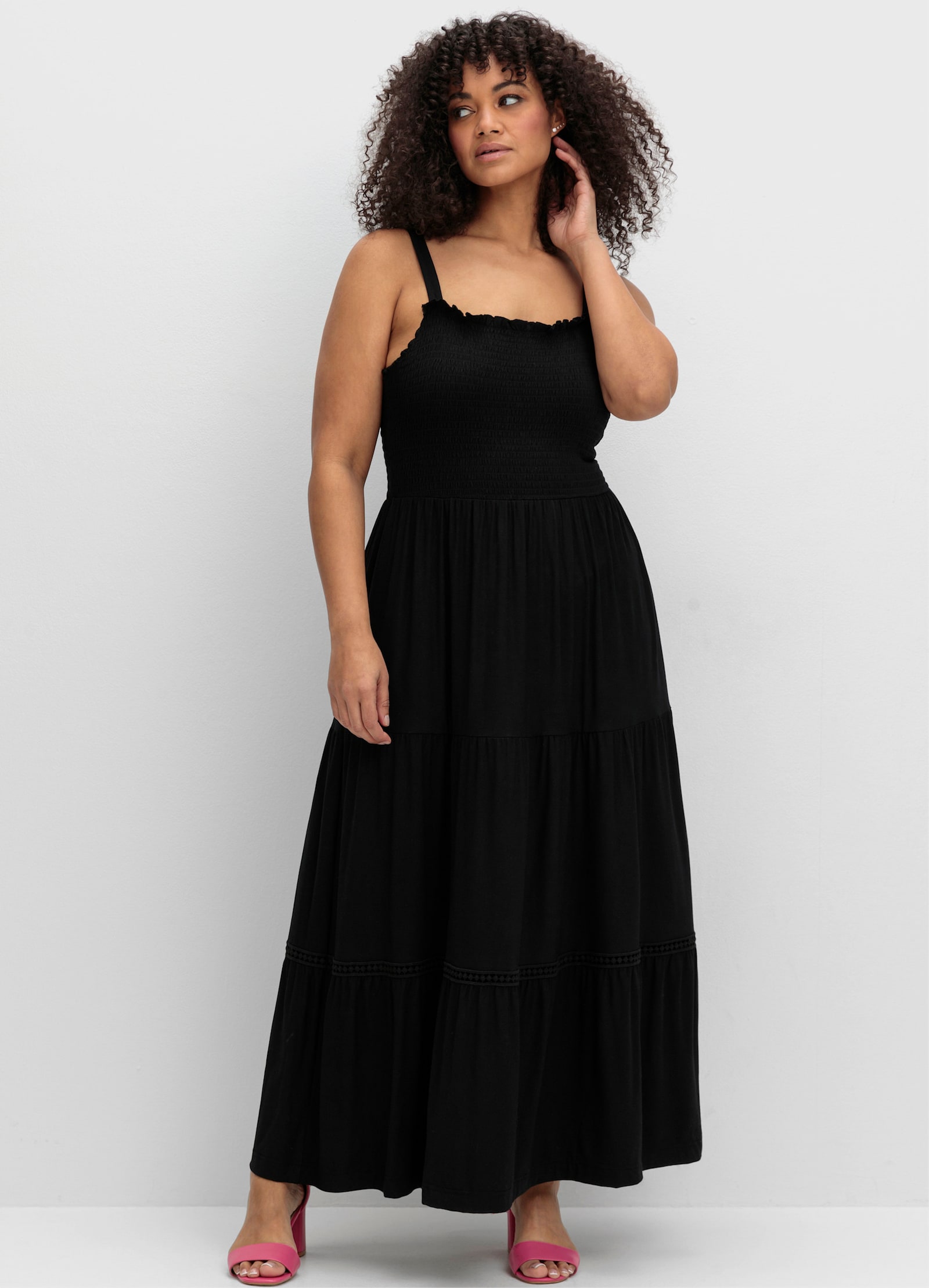 sheego Maxikleid mit Smok-Oberteil und Volantrock - schwarz