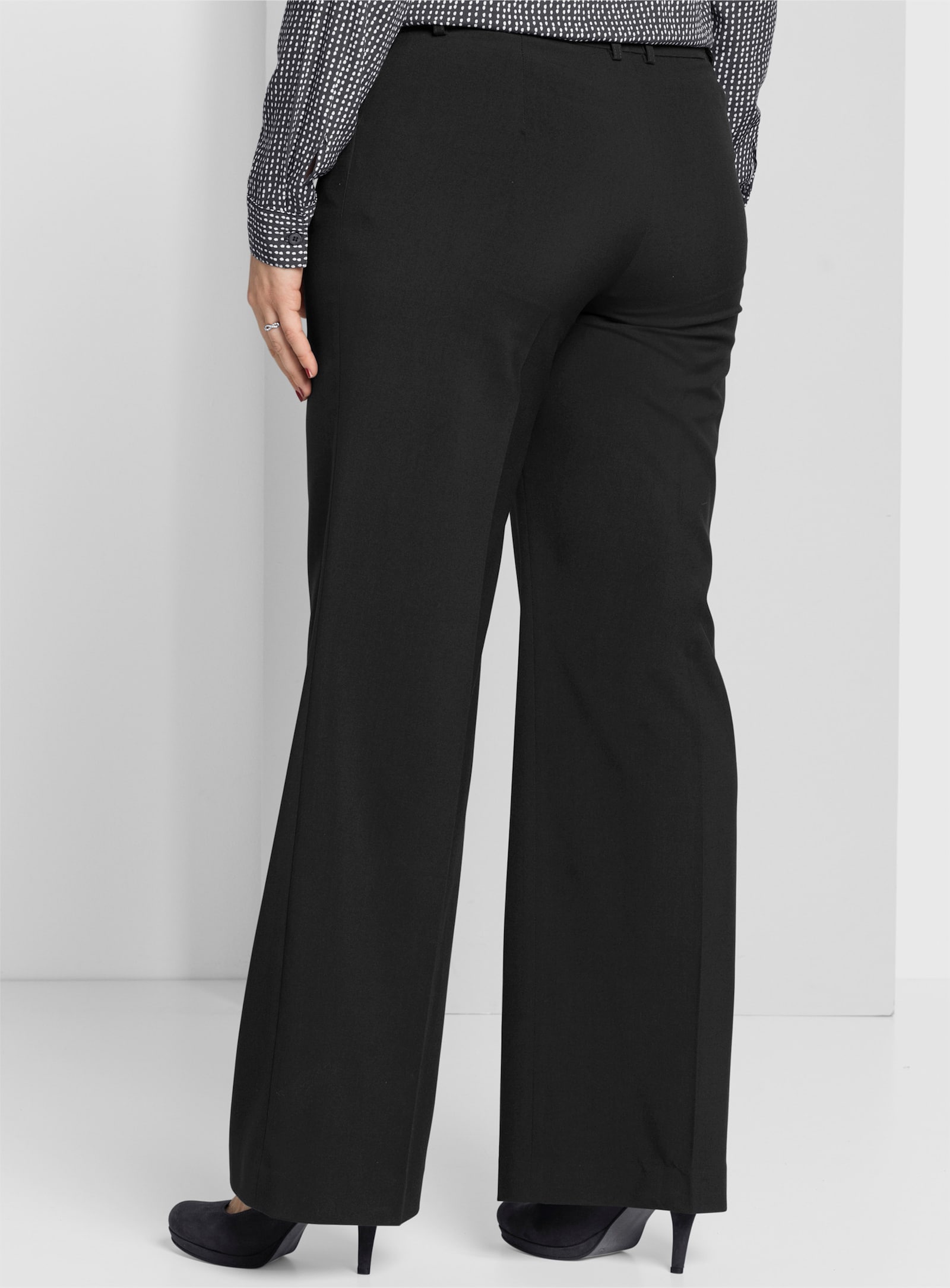 sheego Stretch-Hose in weiter Form, mit Bügelfalte - schwarz