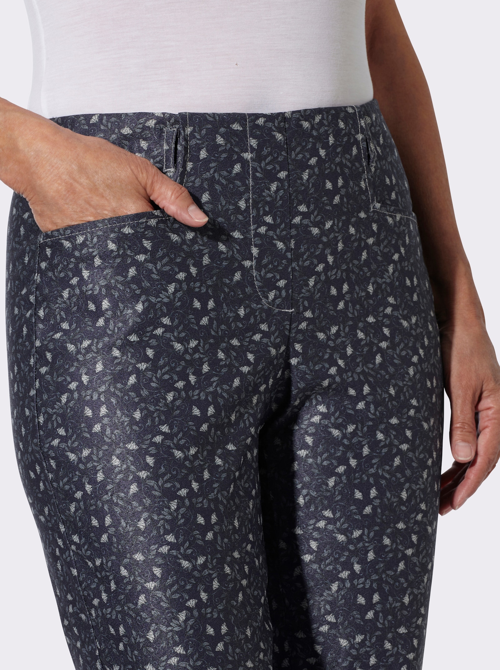 Cosma Schlupfhose mit Blüten- und Blätterdruck - marine-bedruckt