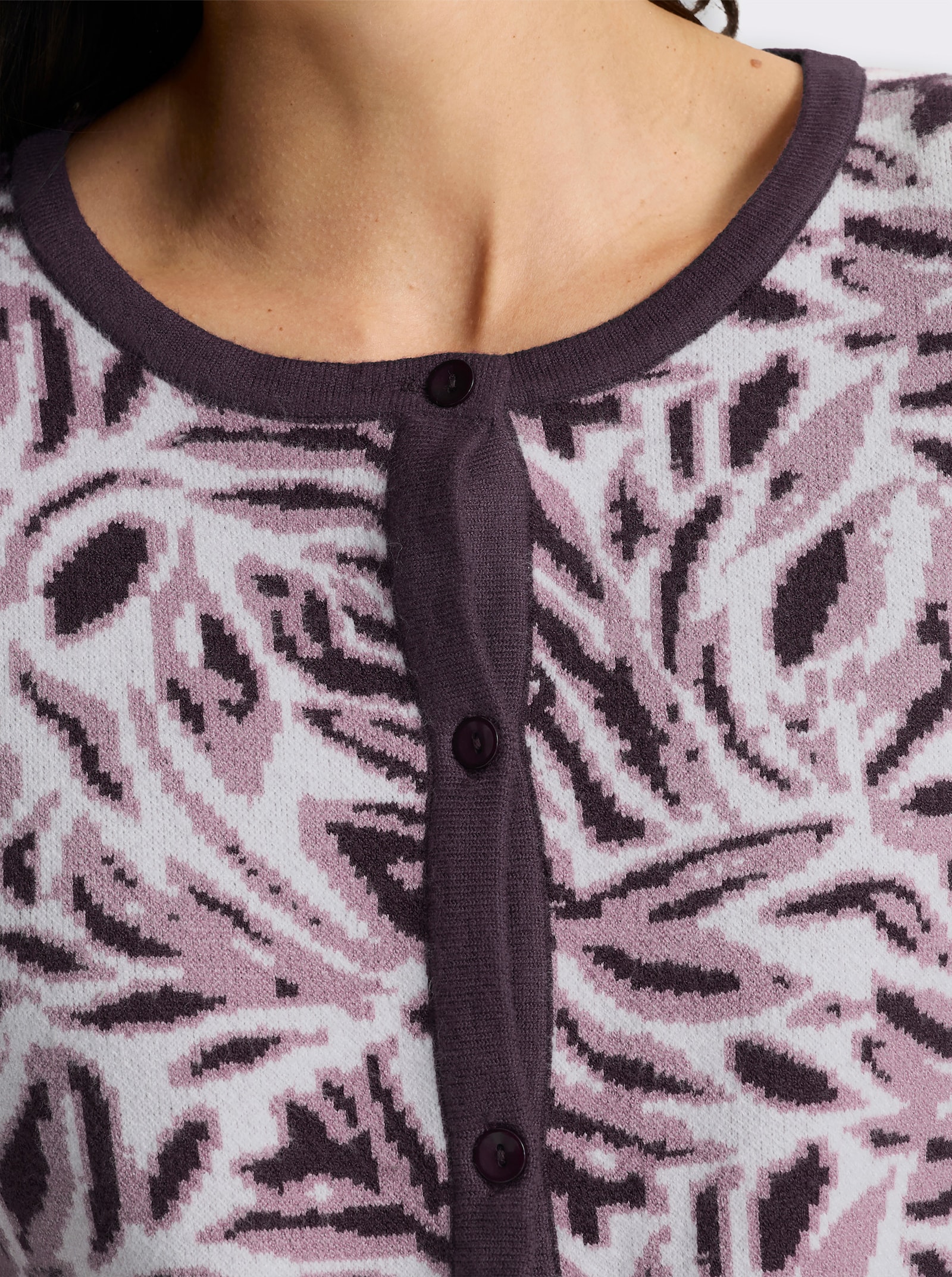 Jacquardstrickjacke mit floralem Allovermuster - aubergine-ecru-gemustert