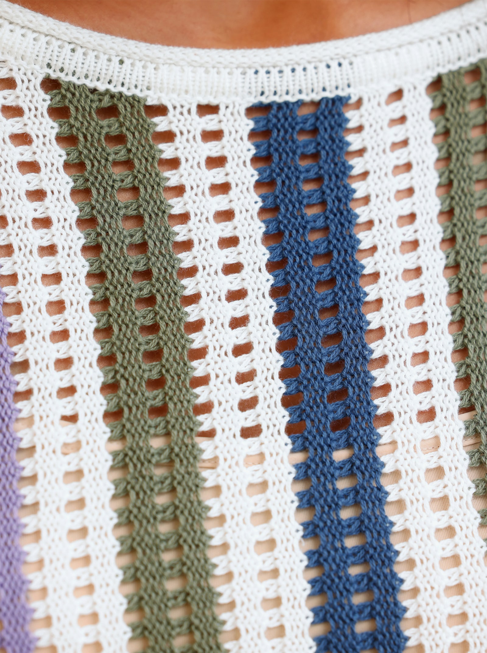 Ažúrový pulóver so zníž. prieramkami - écru-levanduľ. pásiky