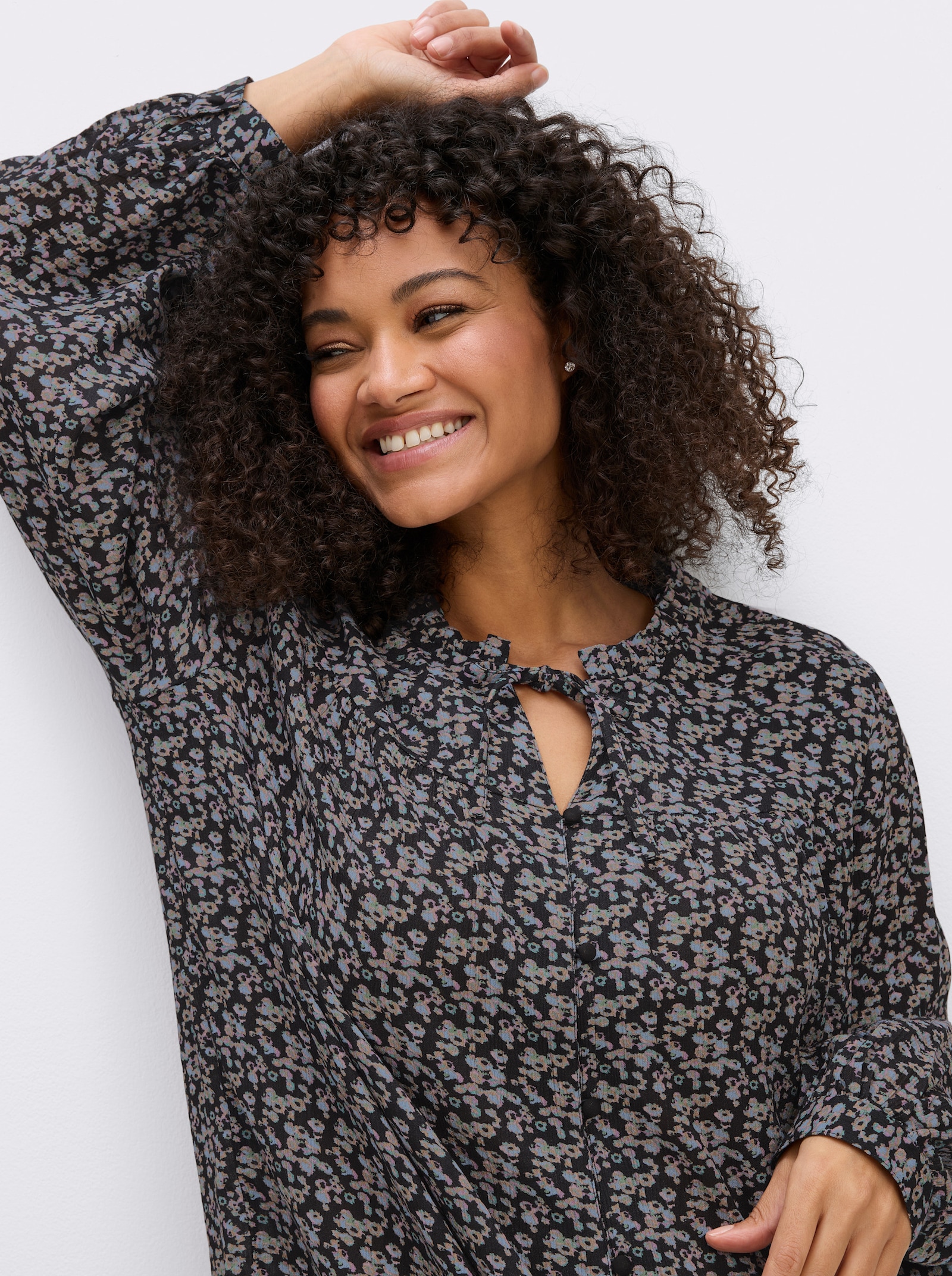 sheego Crêpebluse mit floralem Minimalprint - tiefblau-orchidee-bedruckt