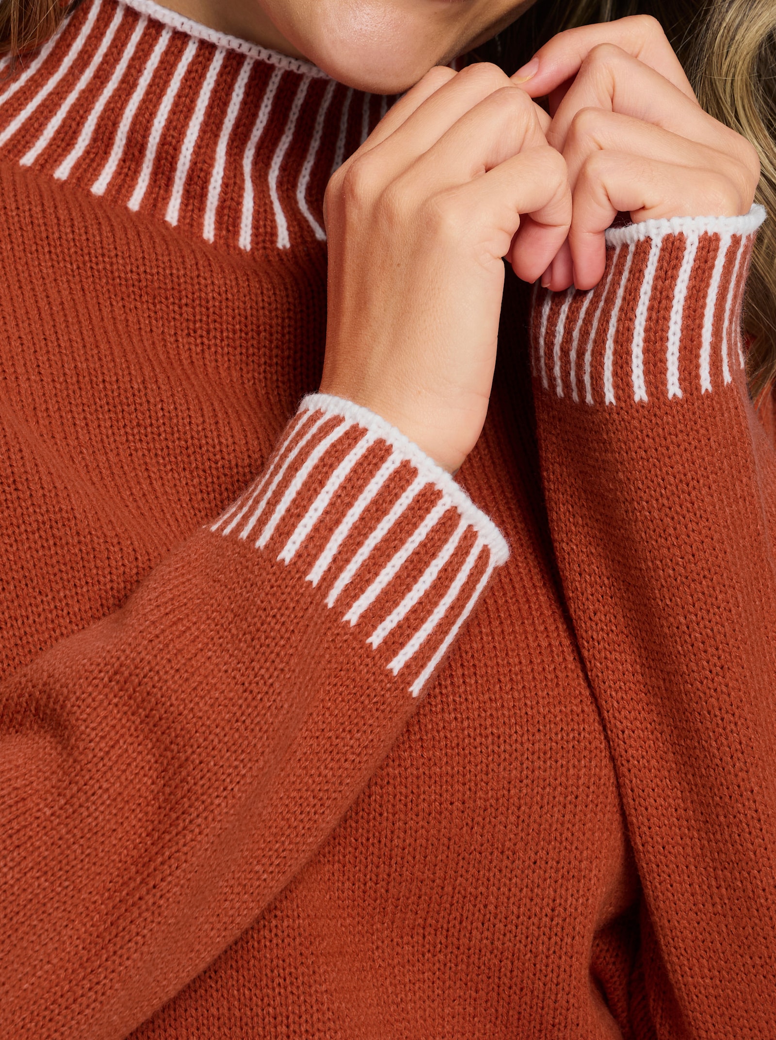 Stehkragenpullover mit Kontrast-Details - rostrot