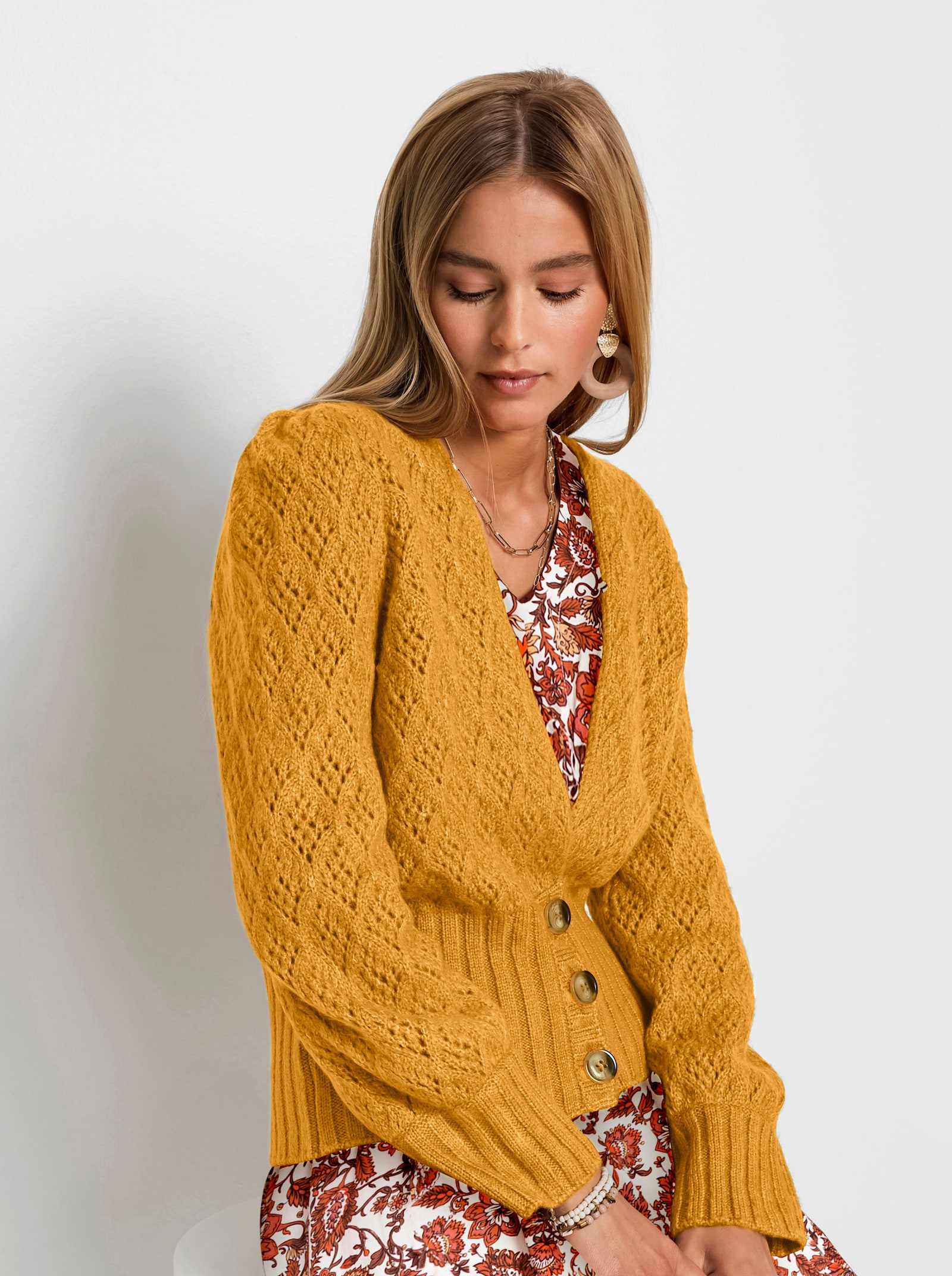 Ajourvest met brede ribboordjes - oker