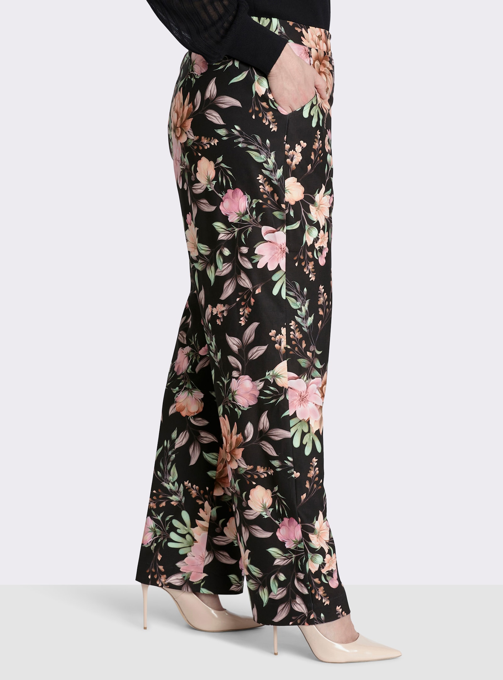 sheego Hose mit floralem Alloverdruck - schwarz-rosenholz-bedruckt