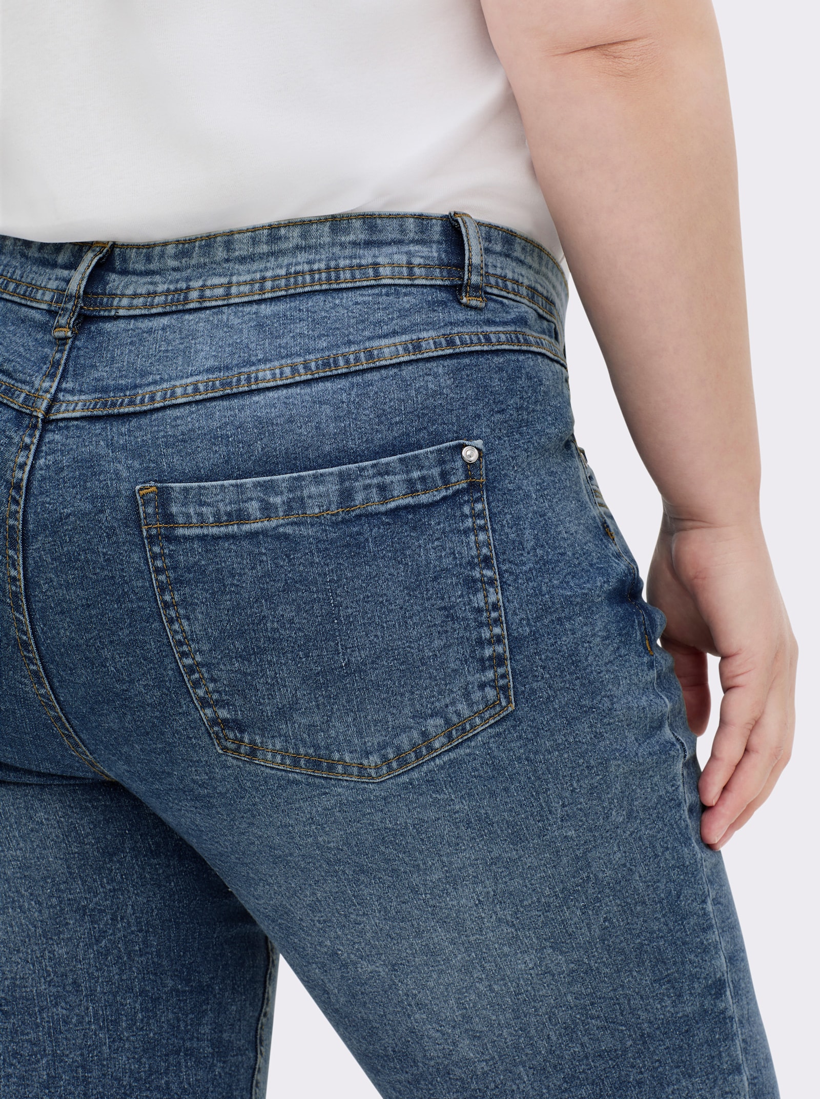 7/8-Jeans mit Nietenverzierung - blue-stone-washed