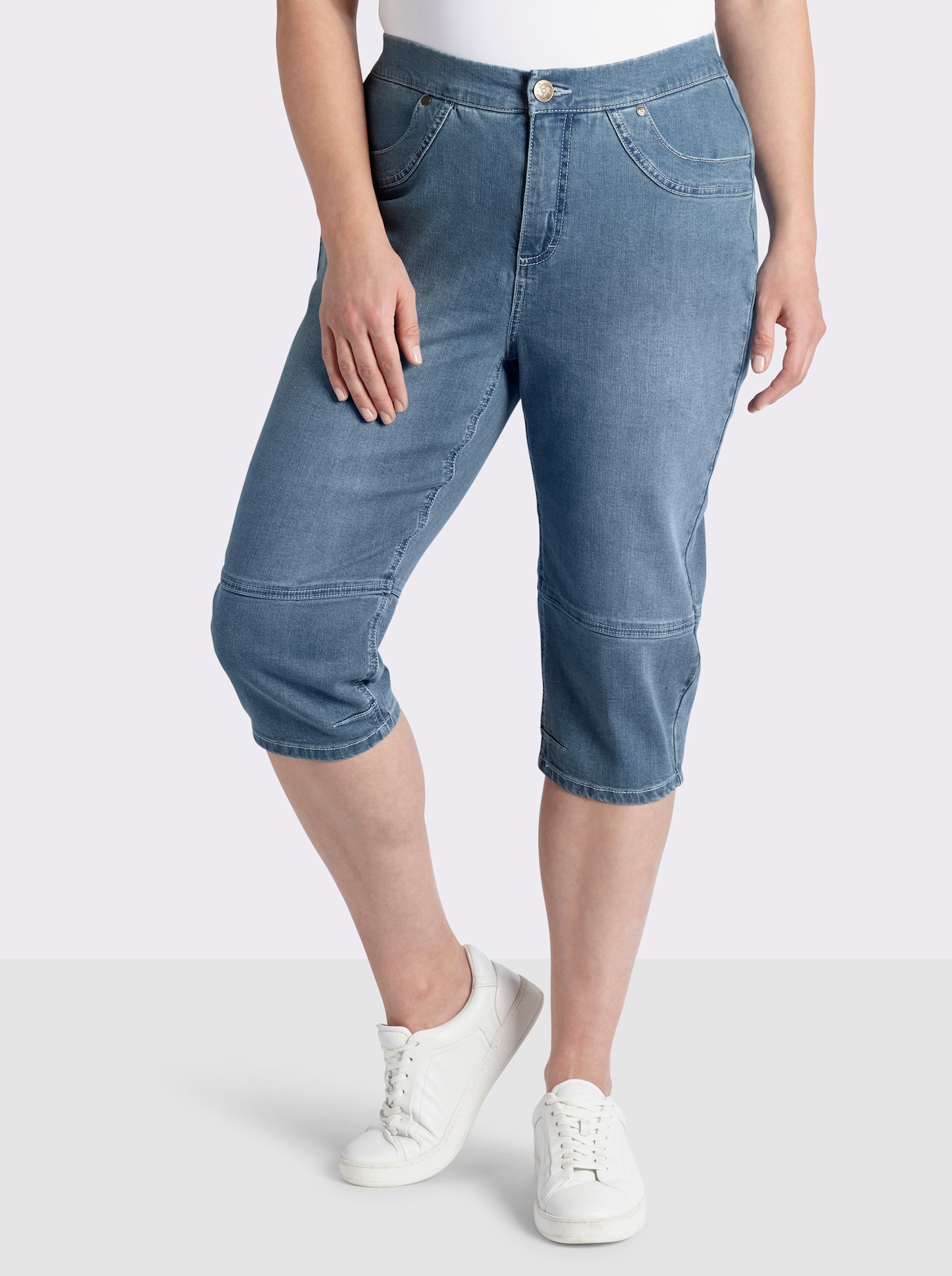 sheego Caprijeans in leichter Waschung - blue-bleached