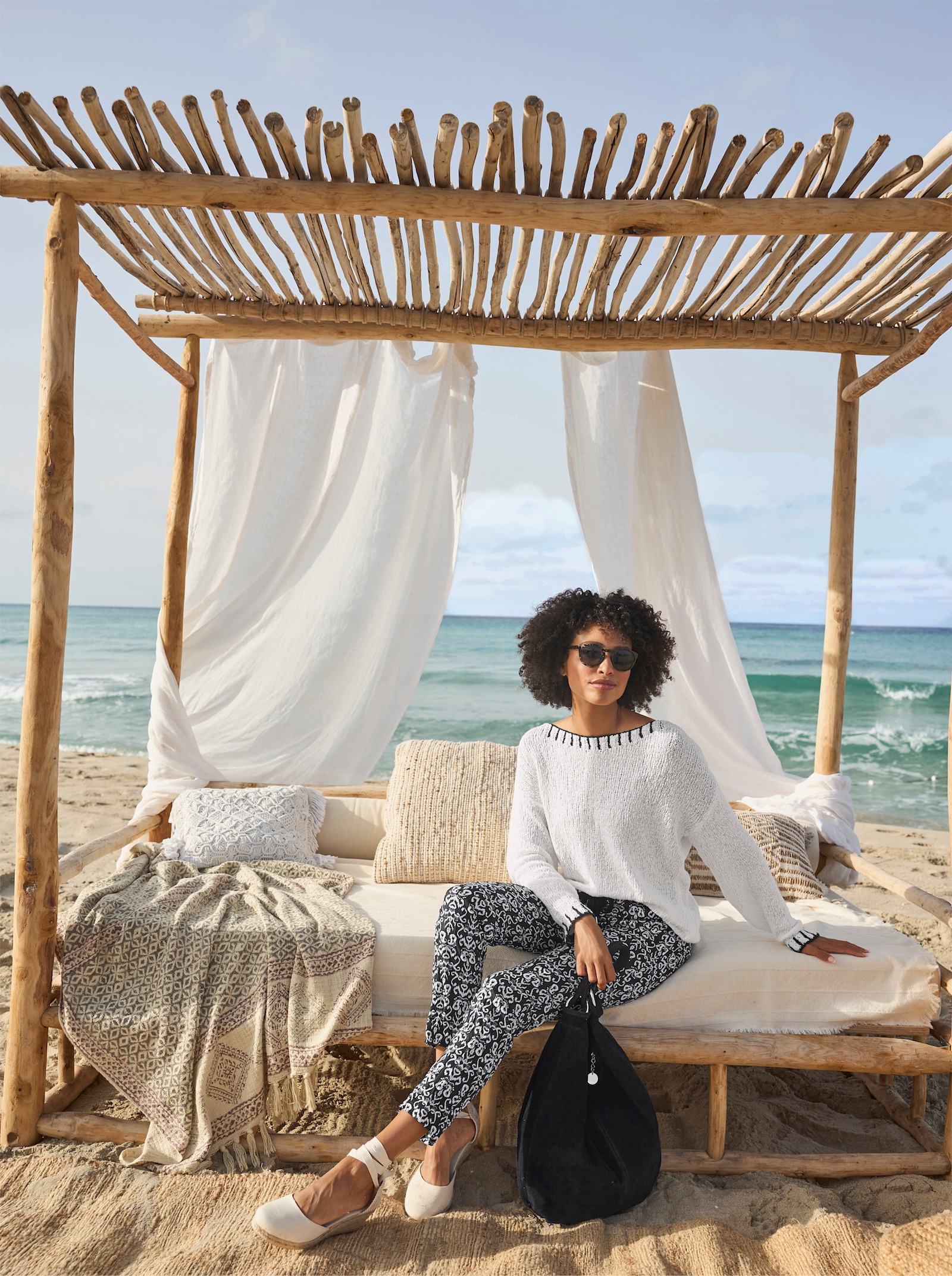 heine Rundhalspullover mit Kontrastakzenten - ecru-schwarz