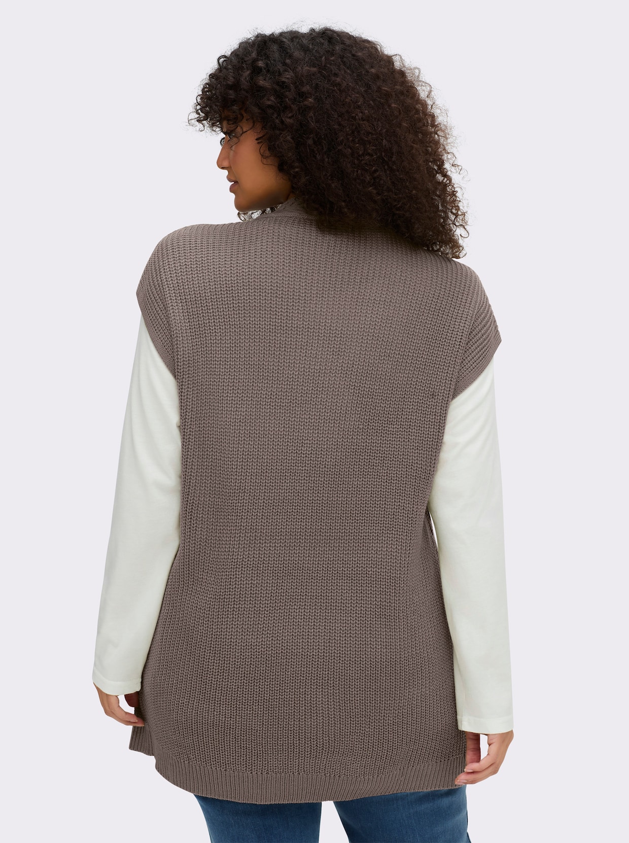 Strickweste mit Zopfmuster vorne - taupe