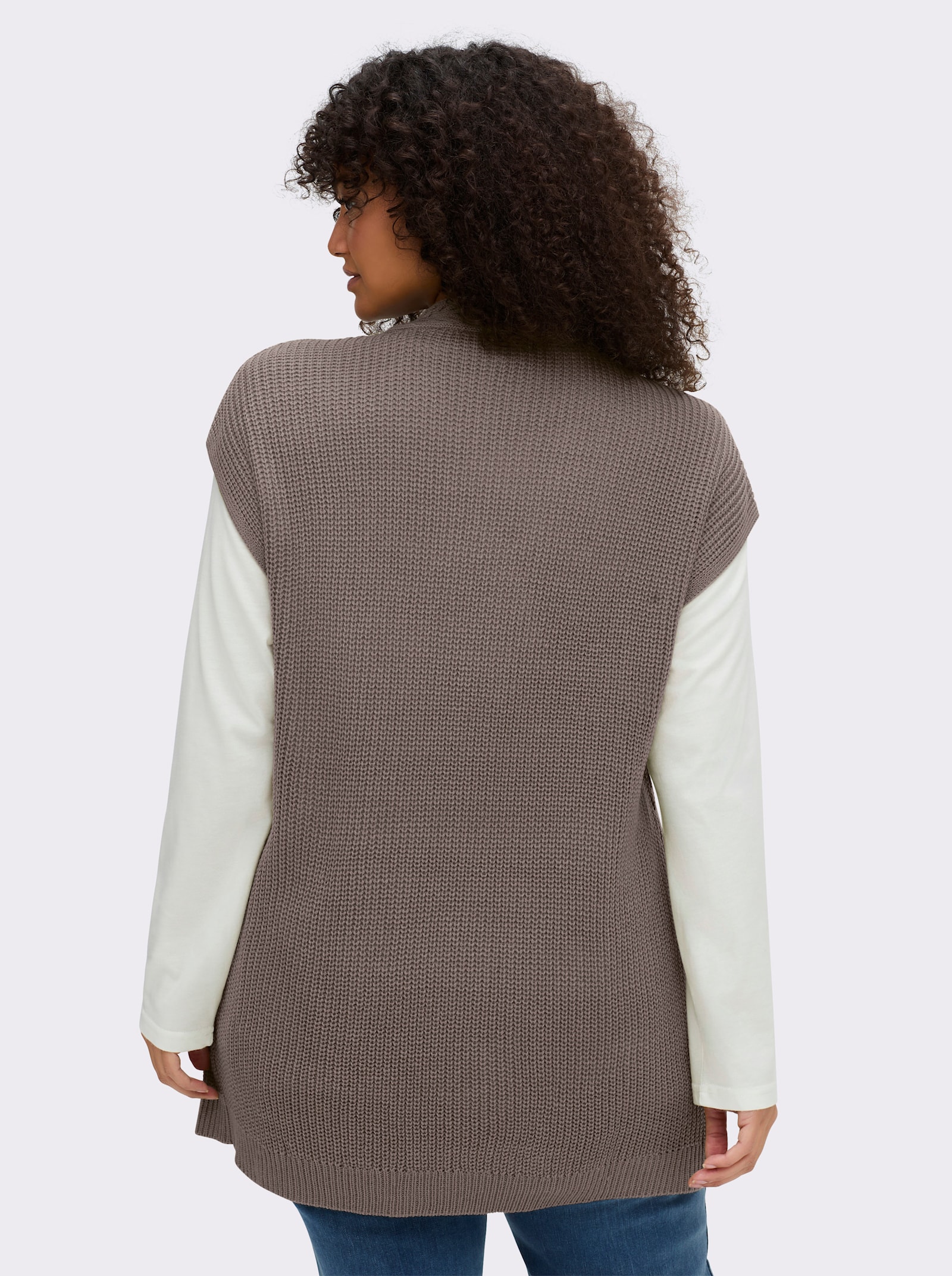 Strickweste mit Zopfmuster vorne - taupe