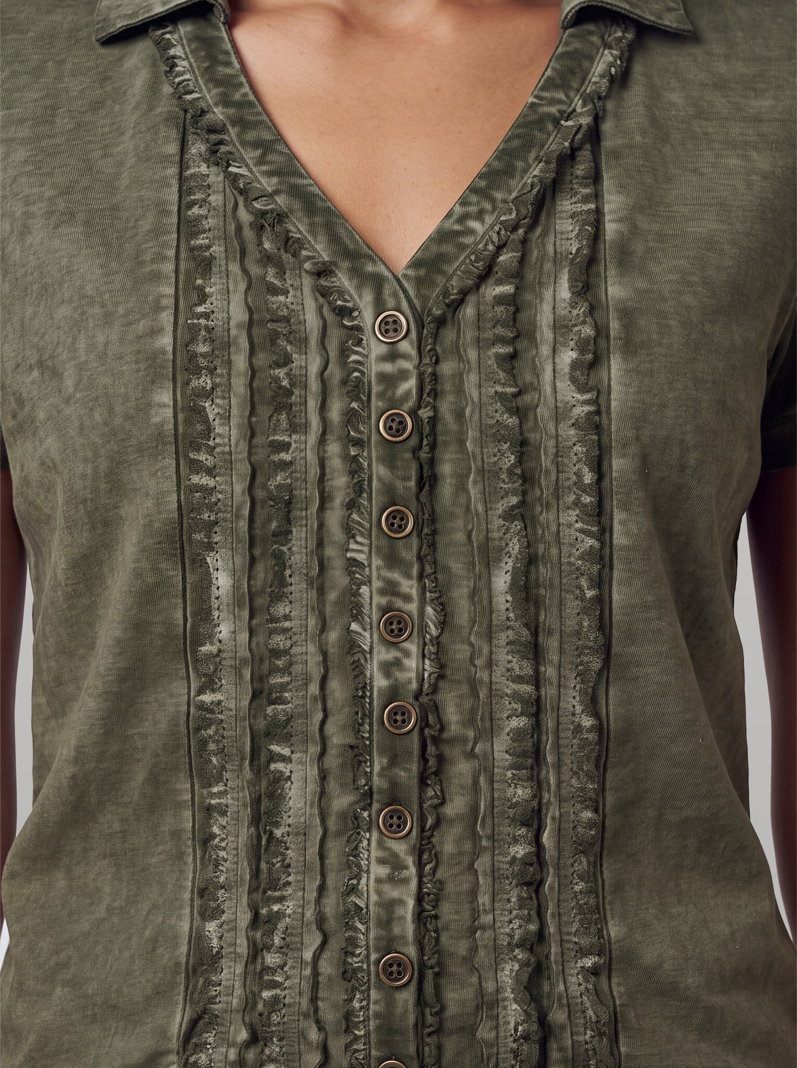 heine V-Shirt mit Rüschen - khaki