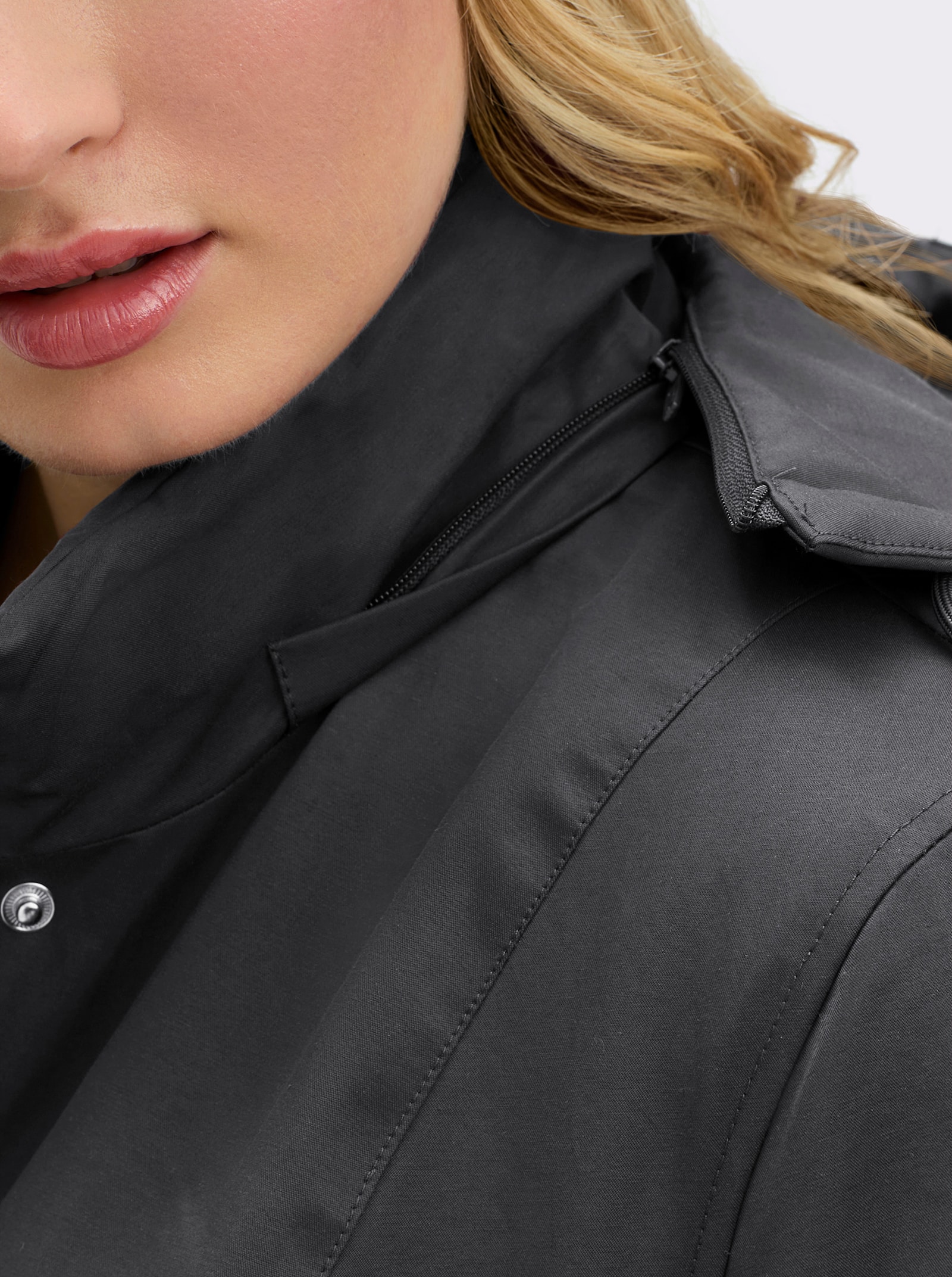 sheego Kapuzenjacke mit Kontrastdetails - schwarz