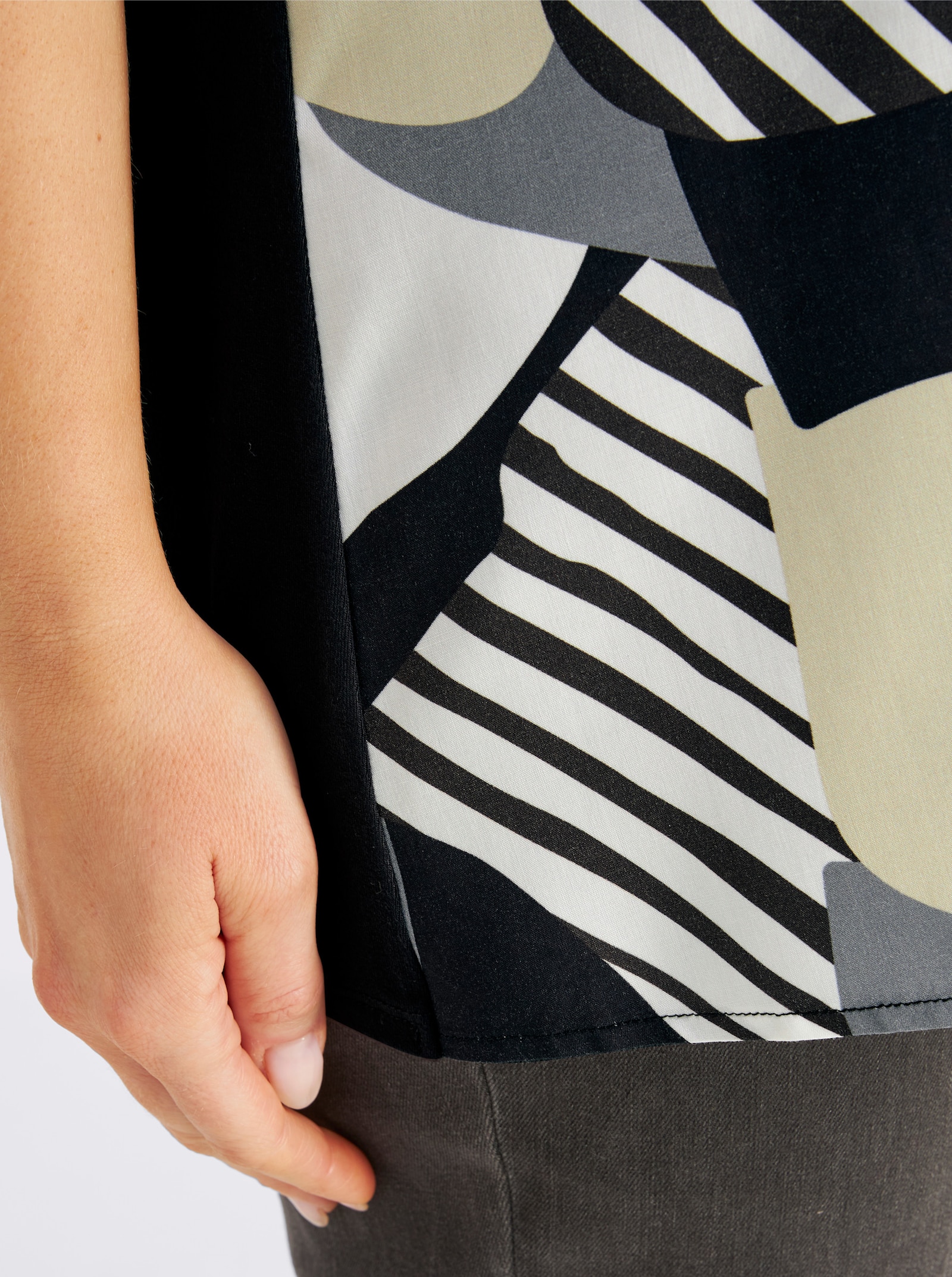 sheego Blusenshirt mit Grafikprint vorn - schwarz-grau-bedruckt