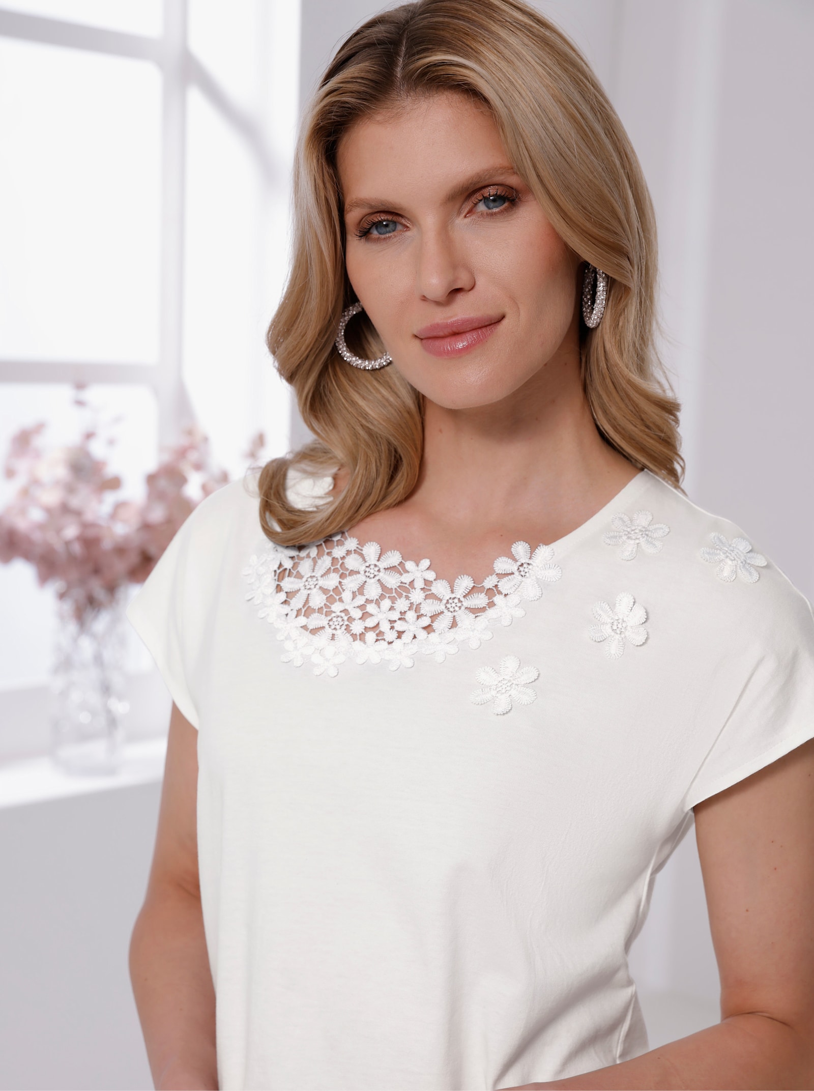 Rundhalsshirt mit Spitzenblüten - ecru