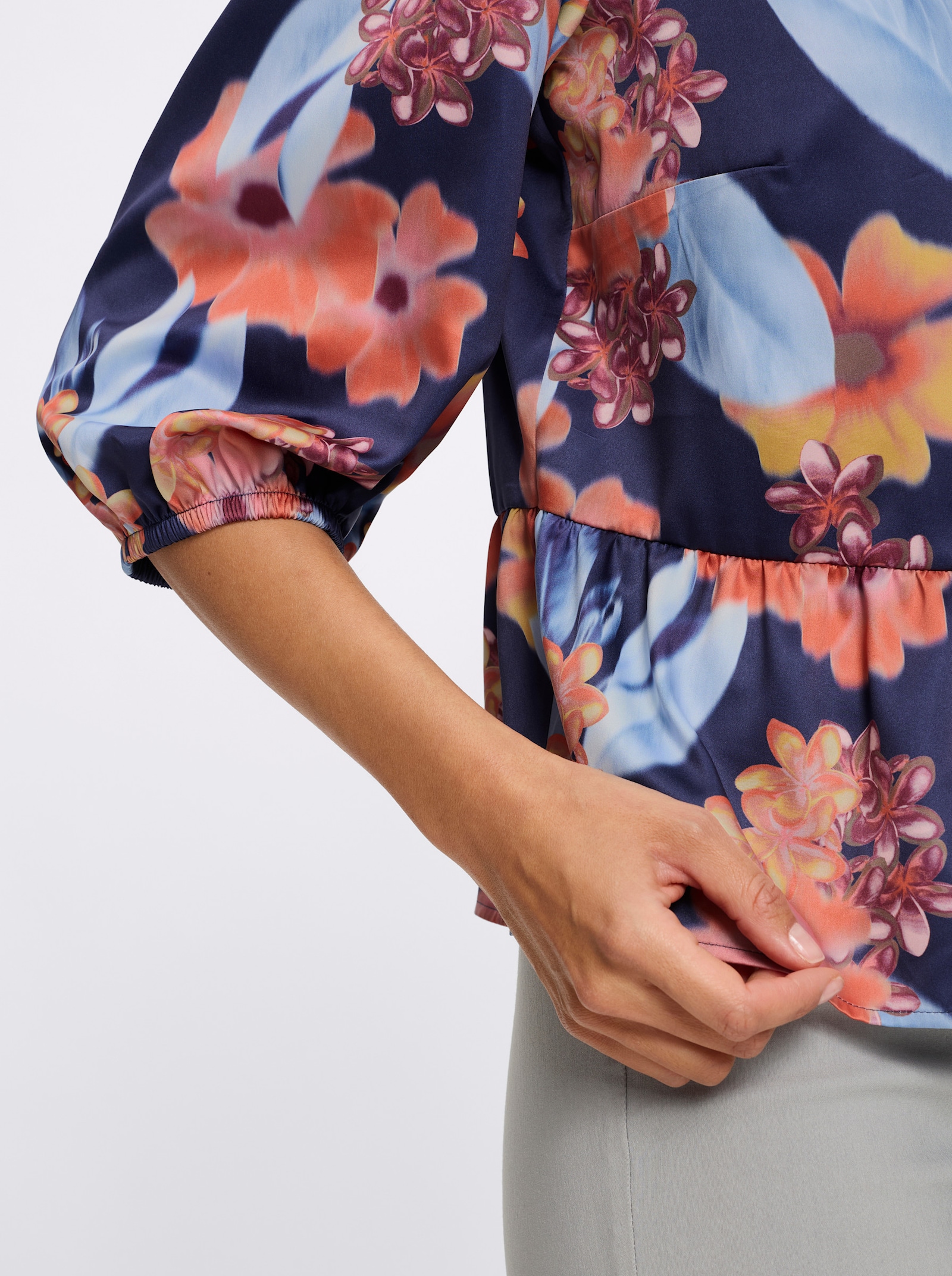 Druckbluse in Satin-Qualität - marine-papaya-bedruckt