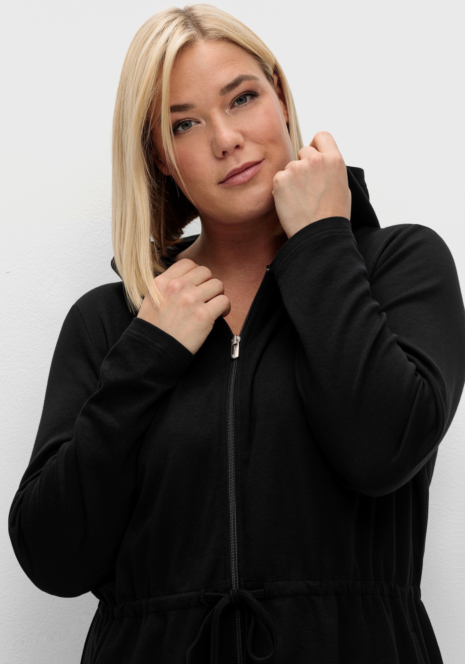 sheego Bademantel mit Reißverschluss und Kapuze - schwarz