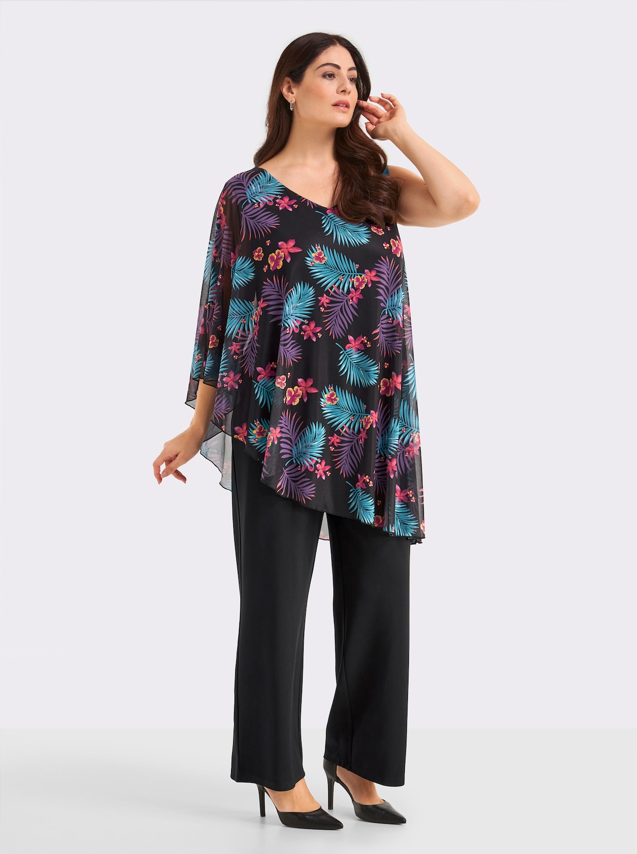 sheego Jumpsuit mit asymmetrischem Cape - schwarz-erdbeere-bedruckt