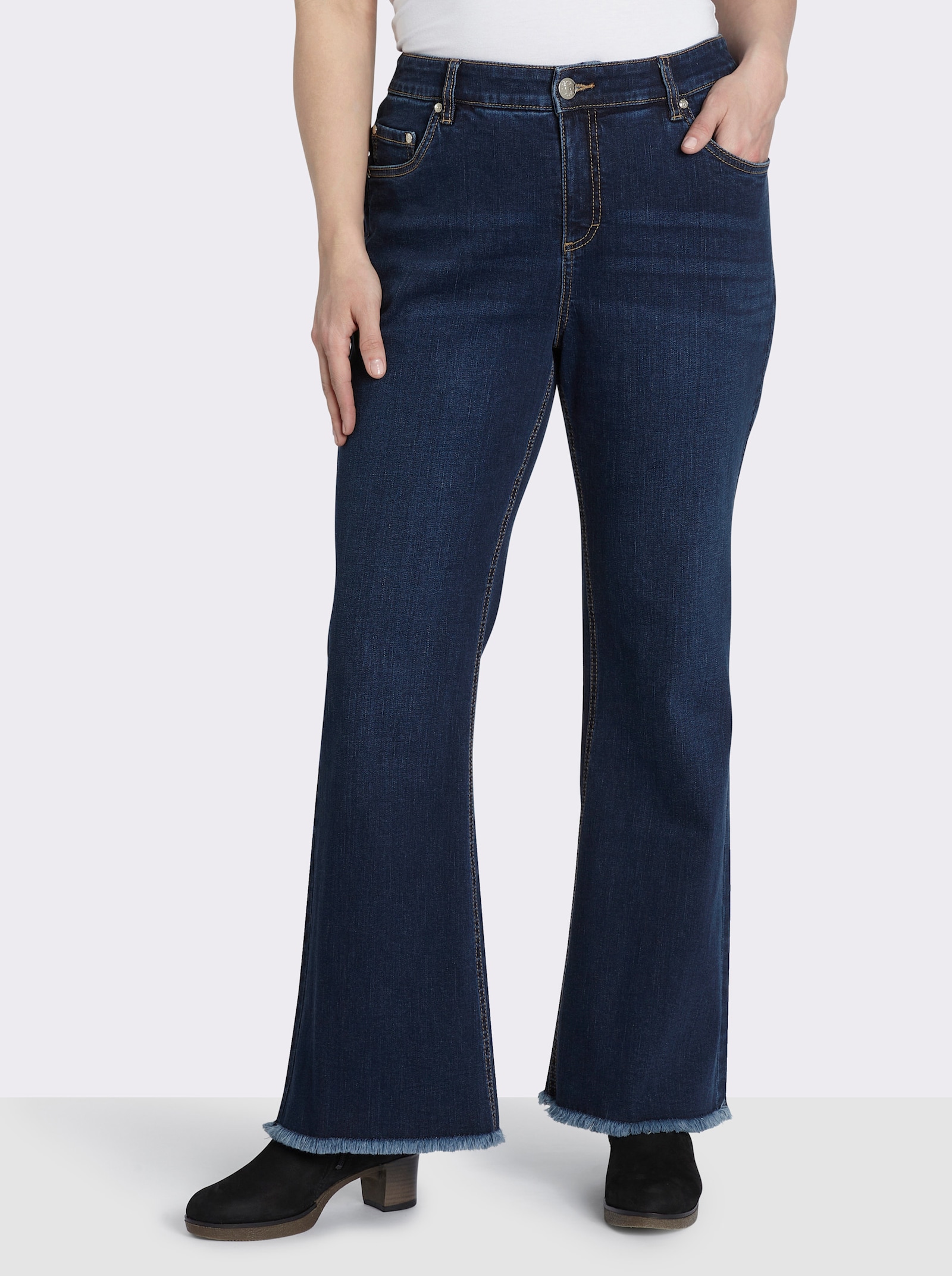 sheego Bootcut-Jeans mit Fransensaum - blue-stone-washed