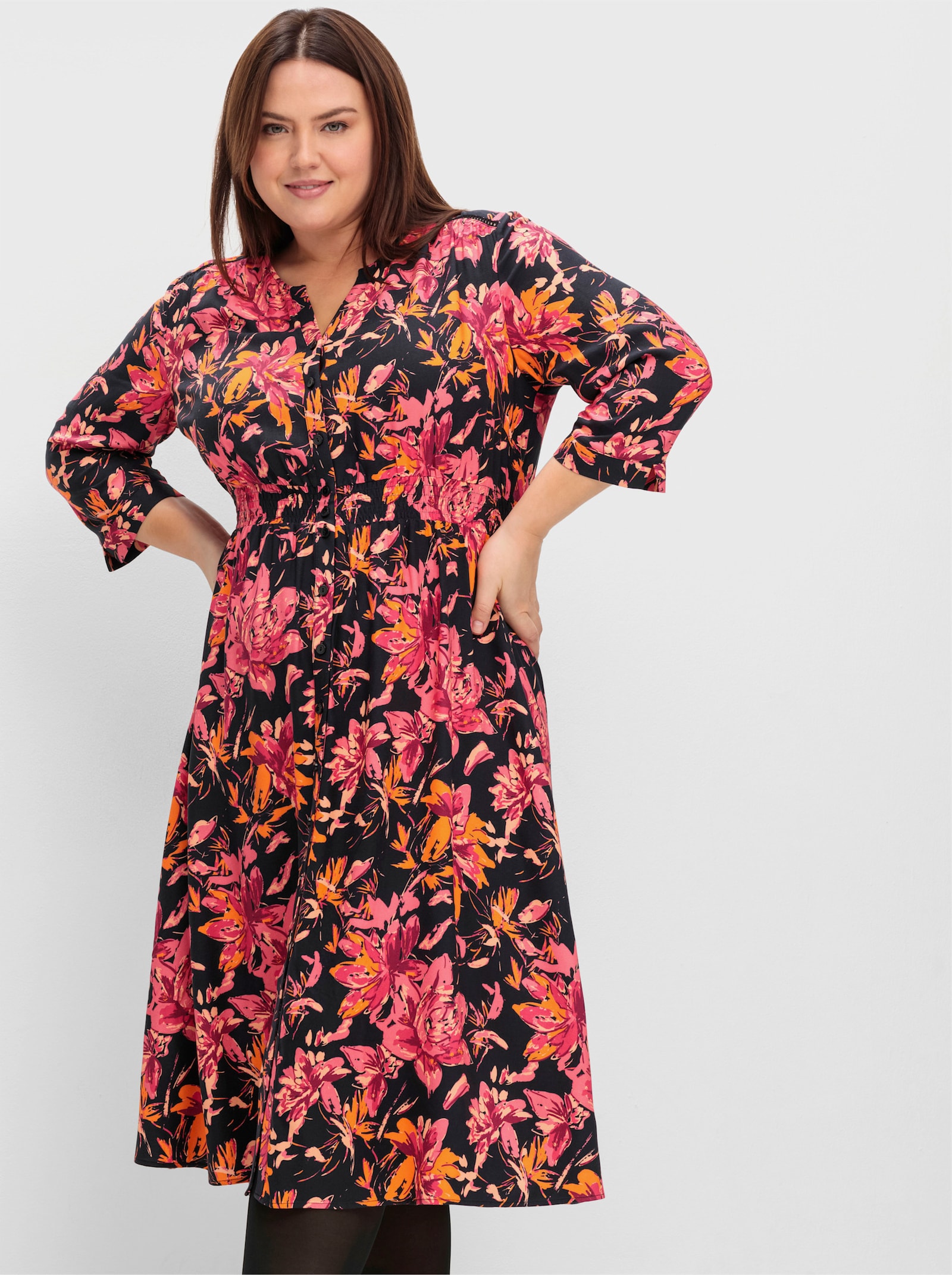 sheego Druckkleid mit gesmokter Taille, Midi-Länge - schwarz-gemustert