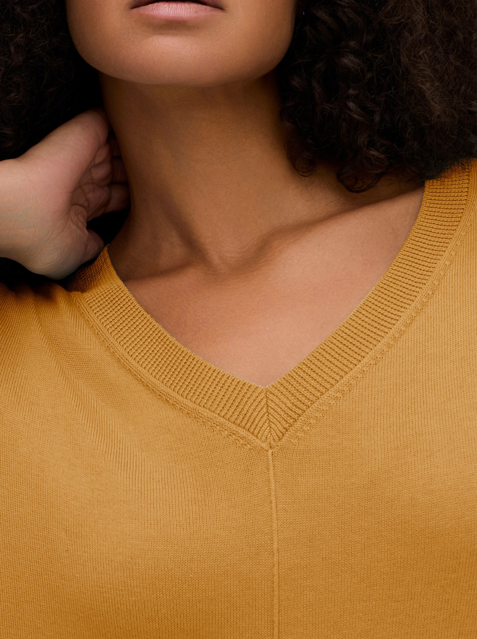 V-Ausschnitt-Pullover mit Biesen vorne - curry