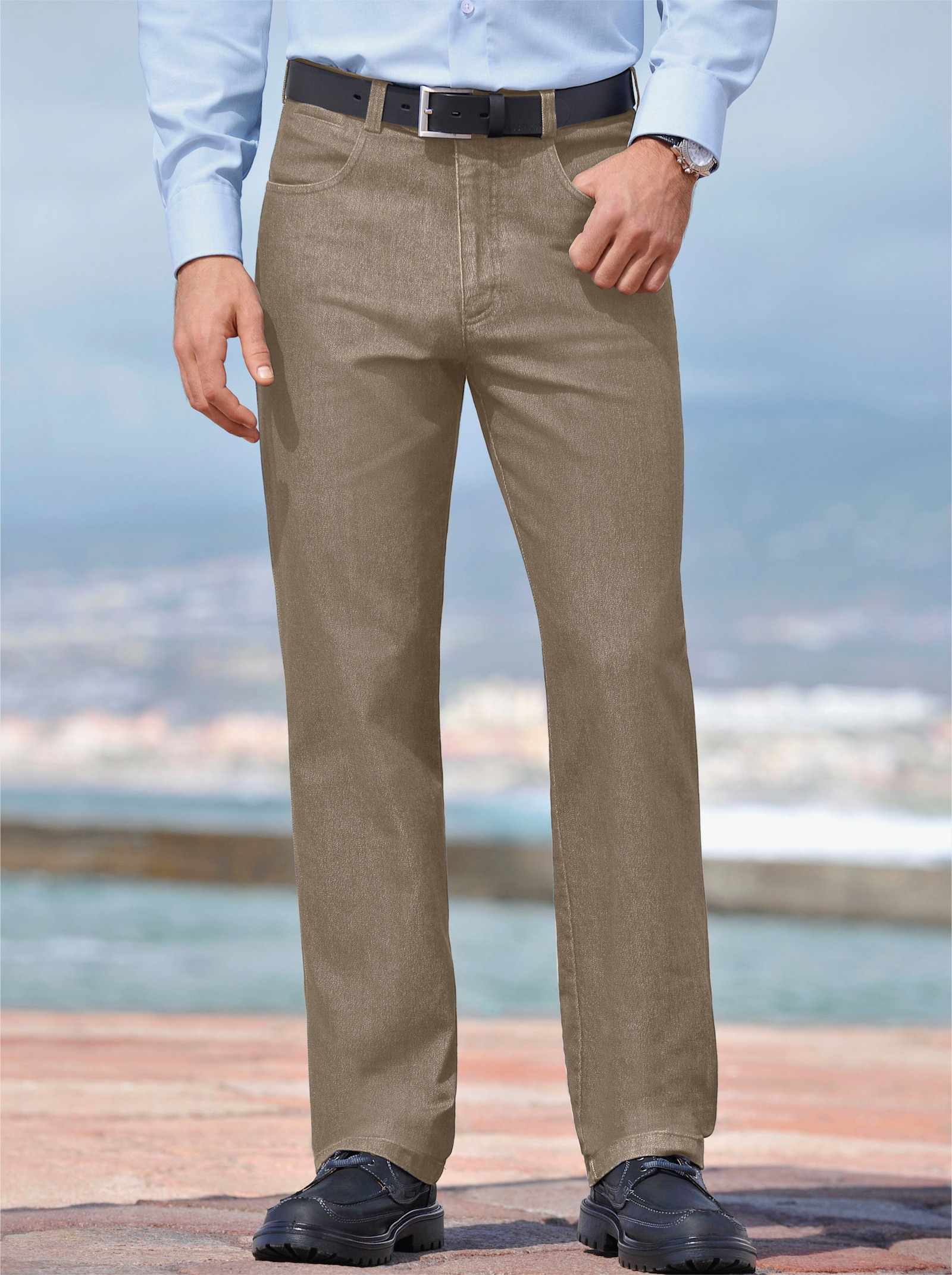 Jeans mit 2 knöpfbaren Gesäßtaschen - beige