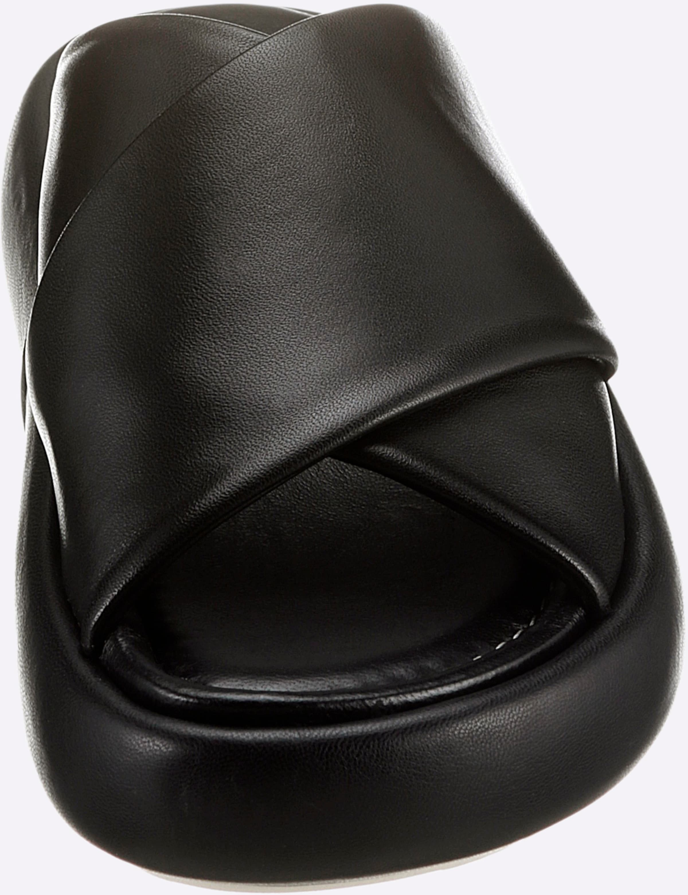 Spain günstig Kaufen-Pantolette in schwarz von heine. Pantolette in schwarz von heine <![CDATA[Pantolette Made in Spain. Moderner Style mit Fußbett. Aus hochwertigem Rind-Glattleder. Innensohle: Leder. Absatzhöhe ca. 45 mm.]]>. 